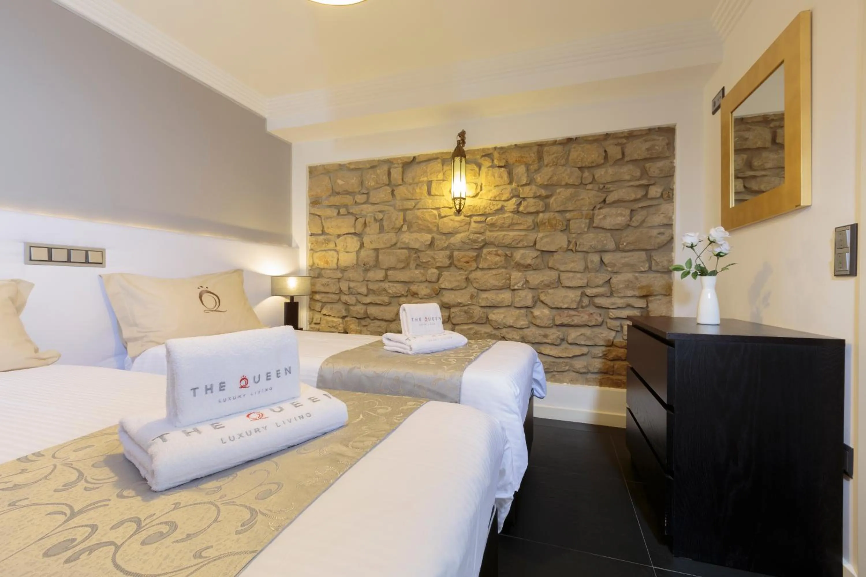 Bedroom, Bed in The Queen Luxury Apartments - Villa Cortina