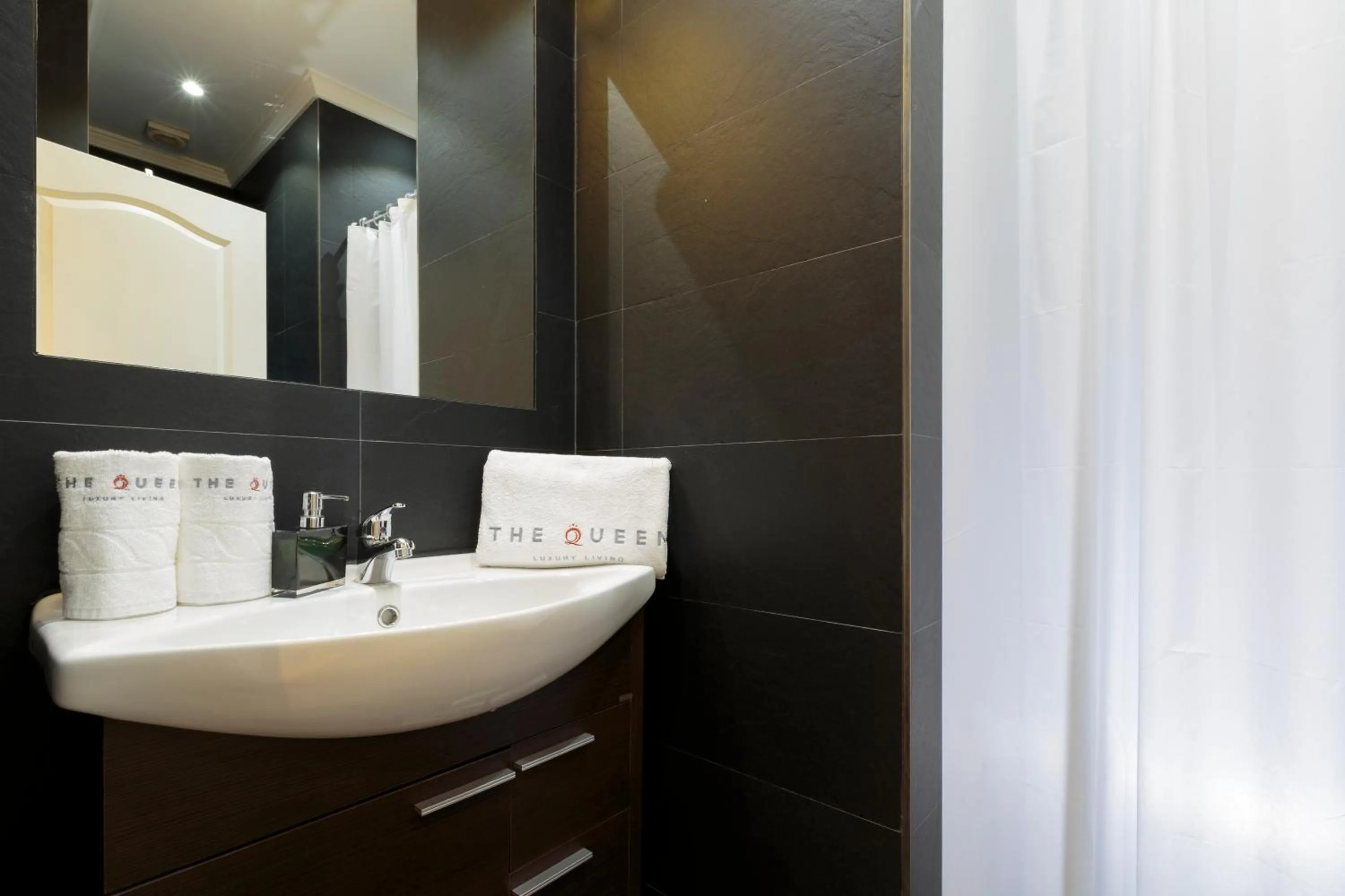 Bathroom in The Queen Luxury Apartments - Villa Cortina
