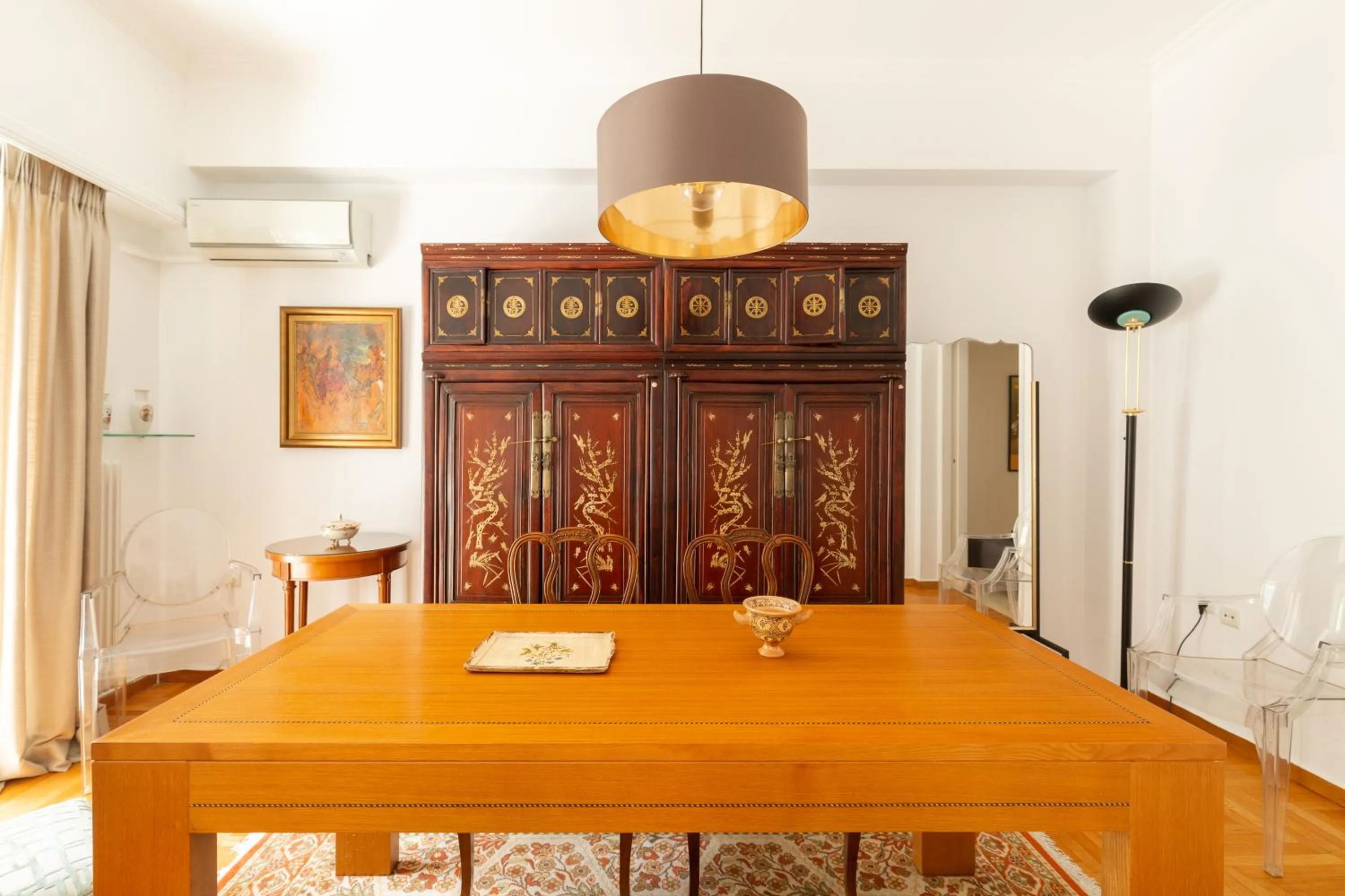 Dining area in Vibrant in Pangrati by Athenian Homes