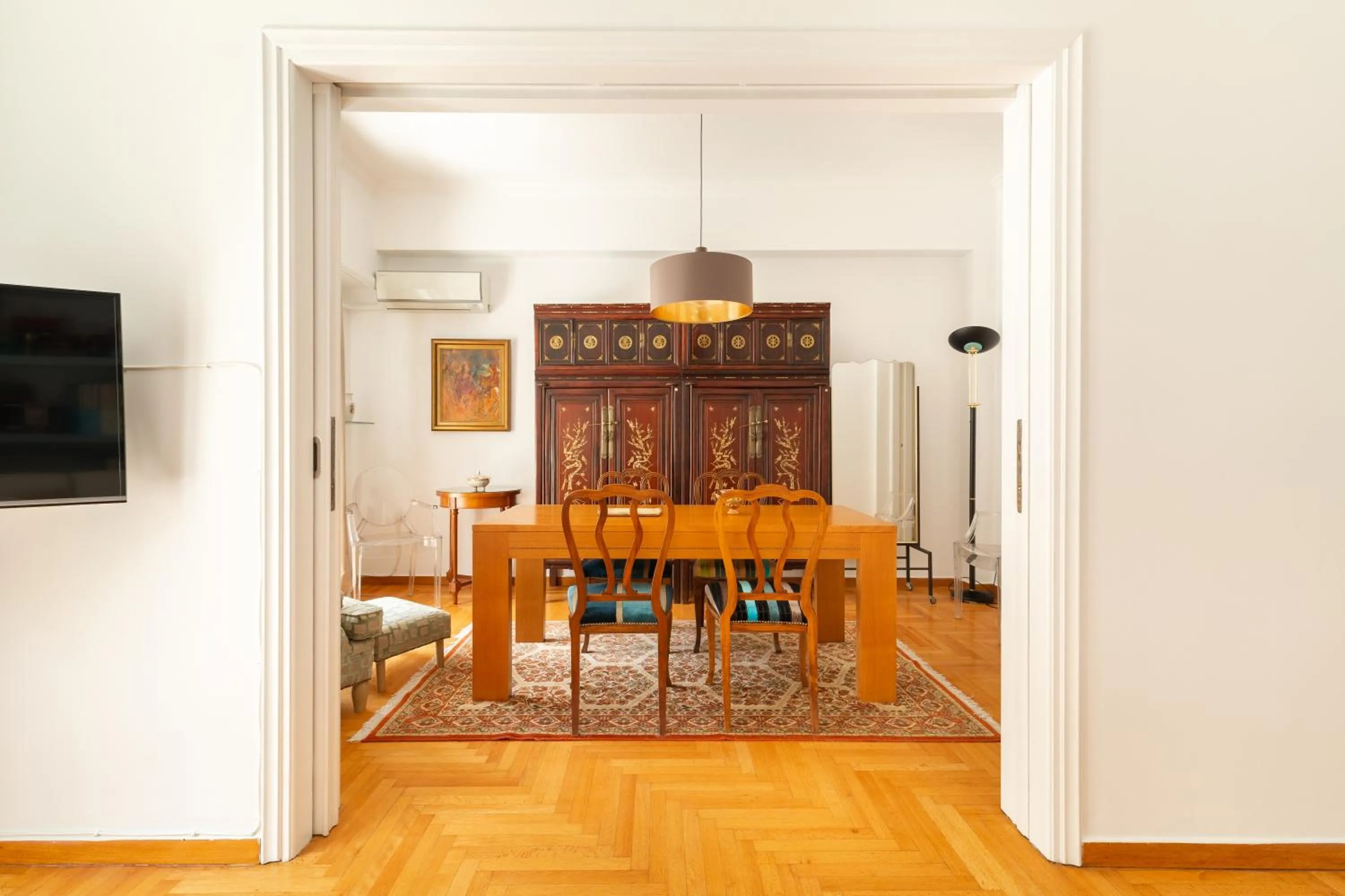 Living room in Vibrant in Pangrati by Athenian Homes