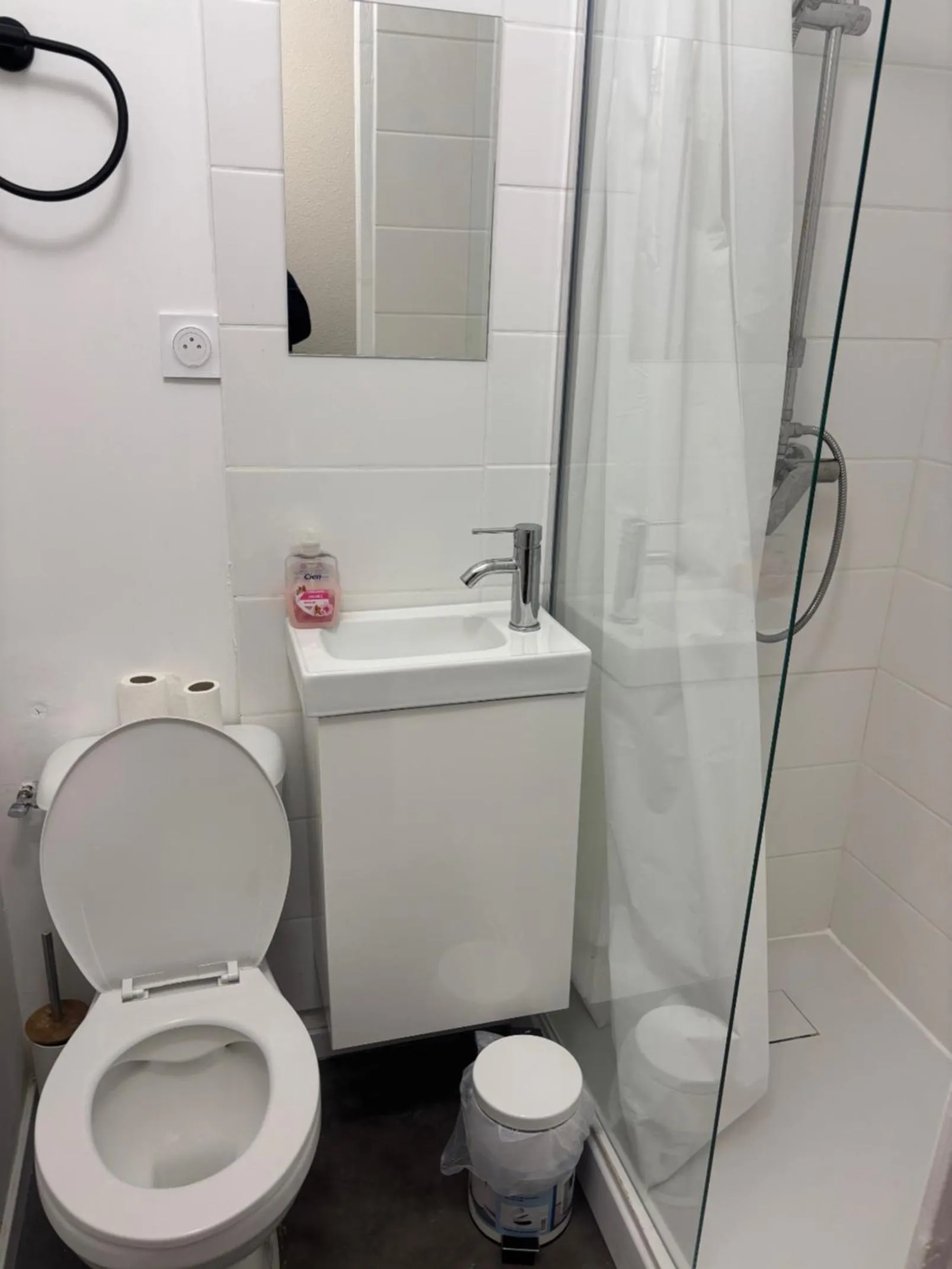 Shower in HOTEL PARIS VALENCE