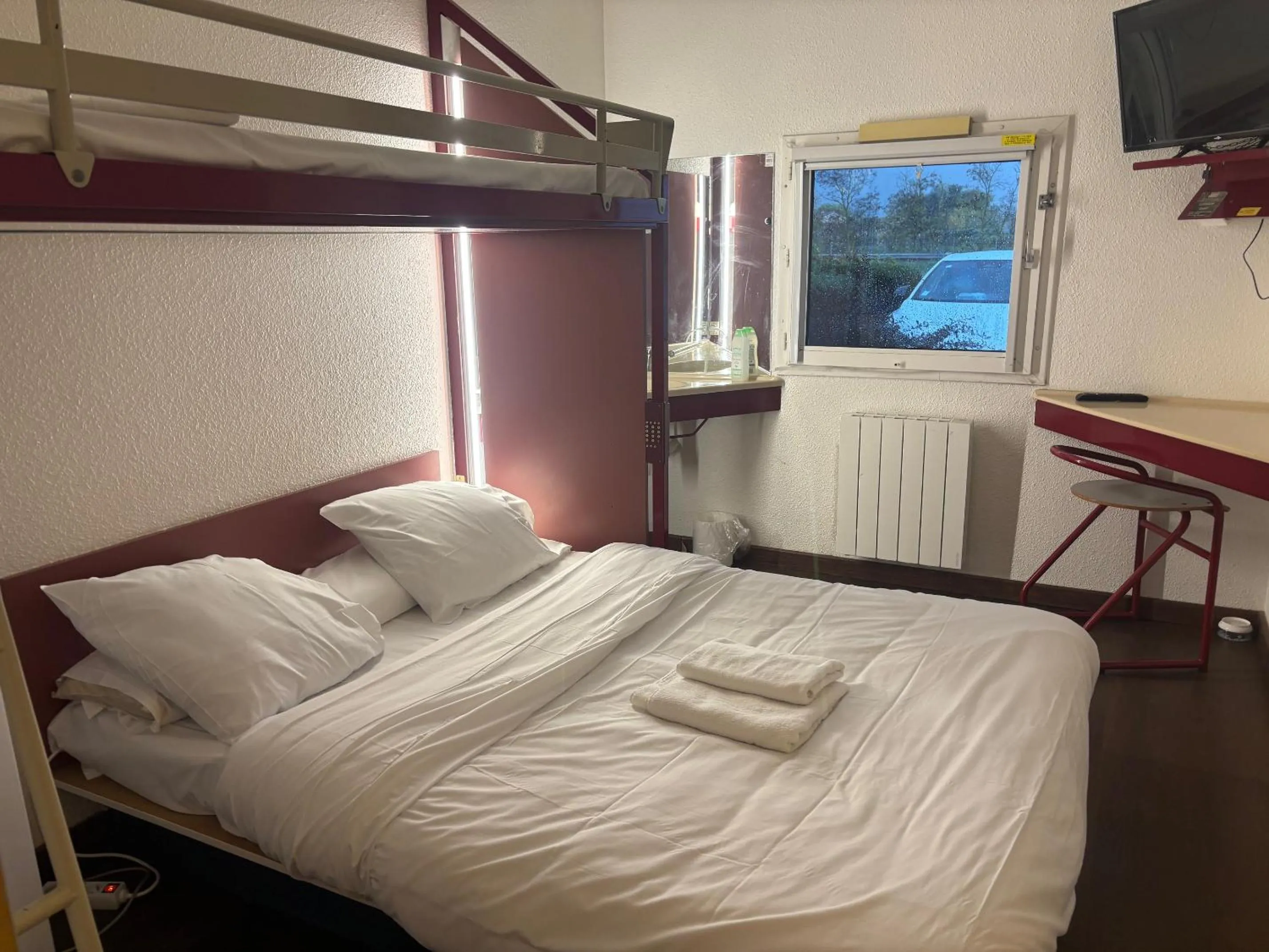 Bed in HOTEL PARIS VALENCE