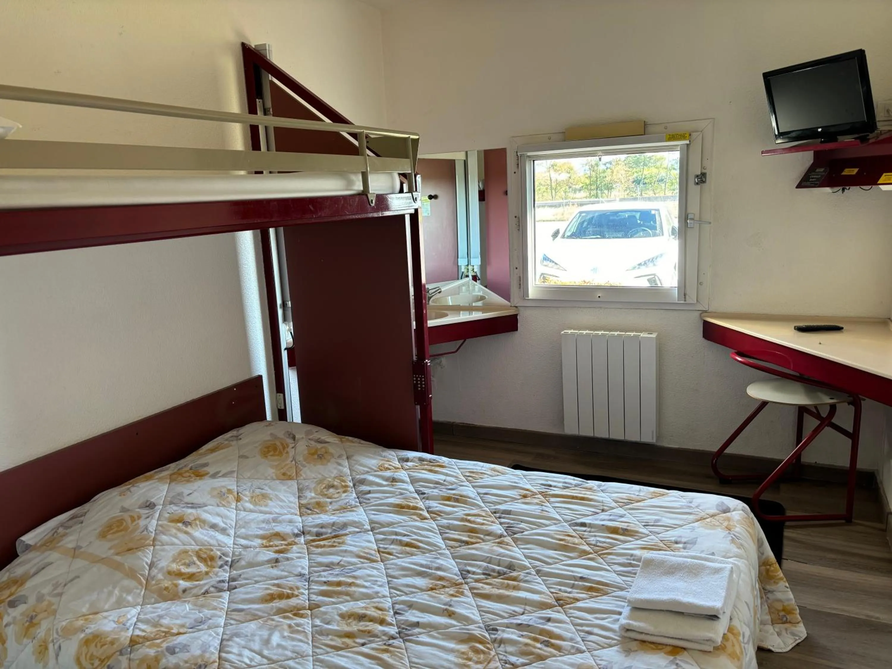 Bed in HOTEL PARIS VALENCE