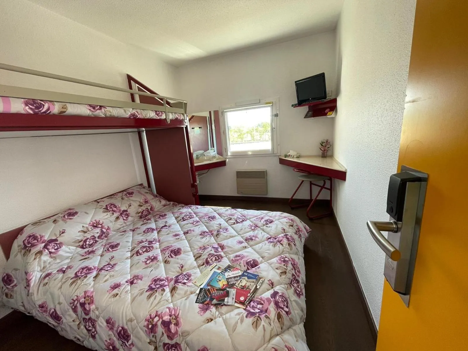 Bed in HOTEL PARIS VALENCE