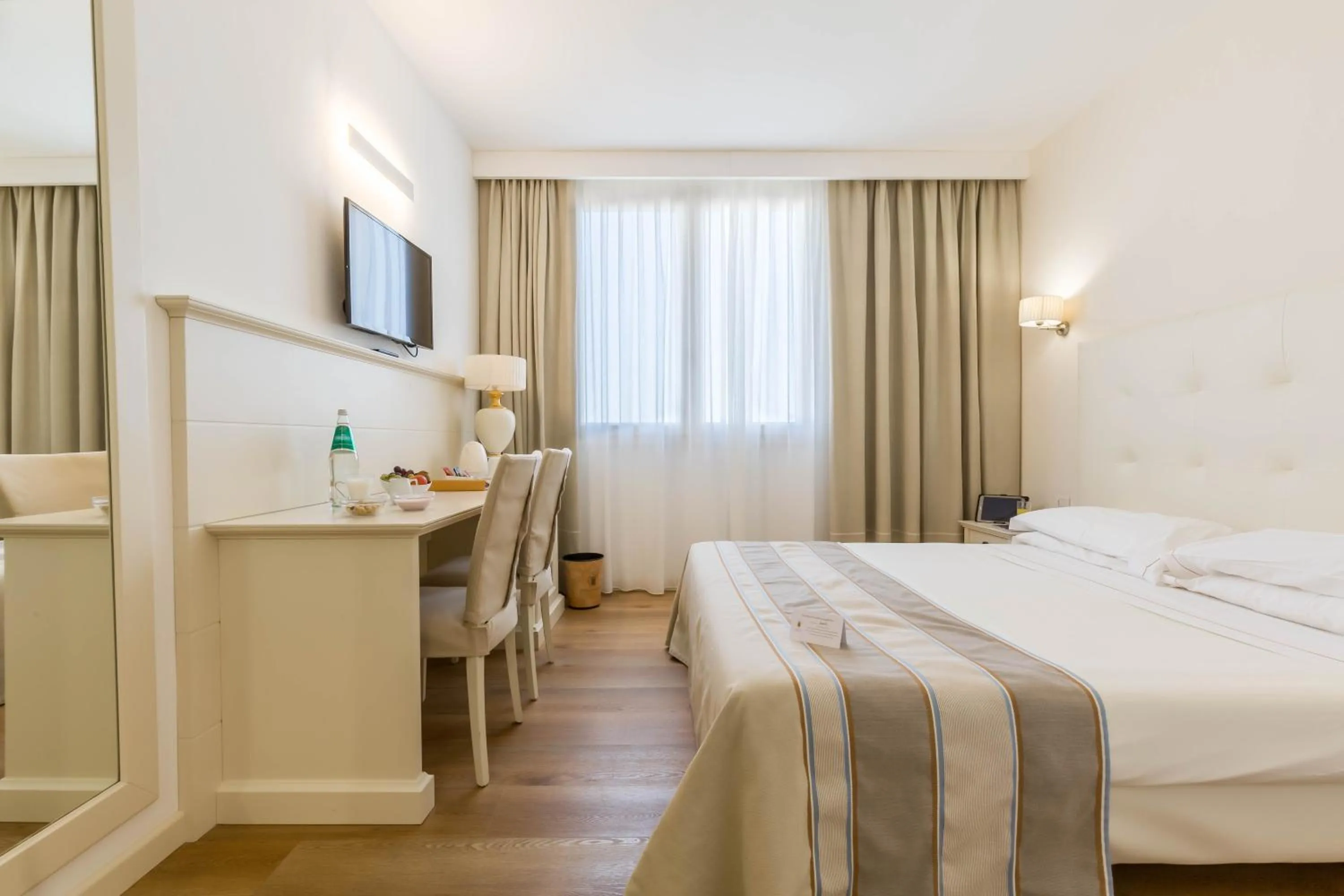 Bedroom, Bed in Hotel Catalunya