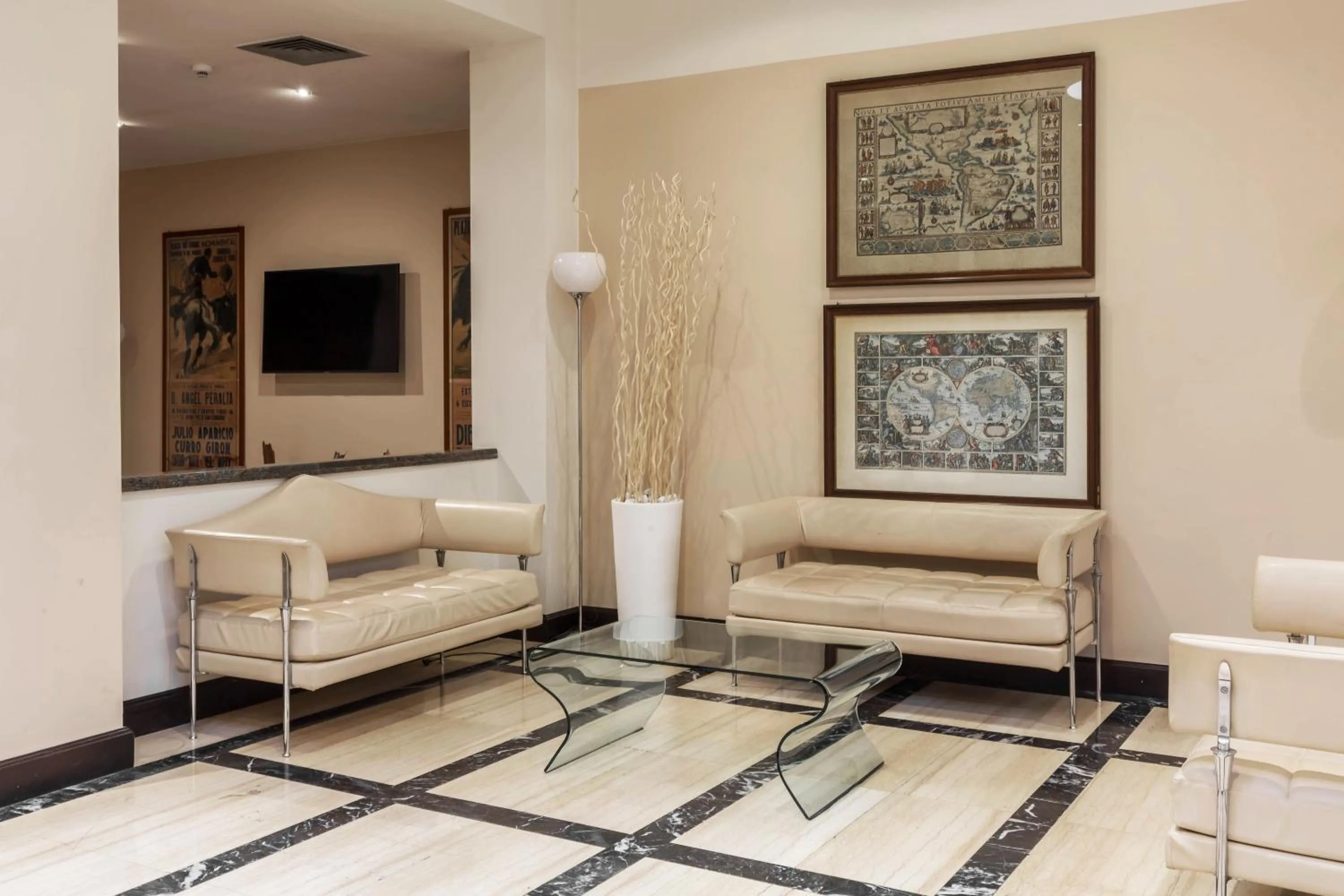 Communal lounge/ TV room in Hotel Catalunya