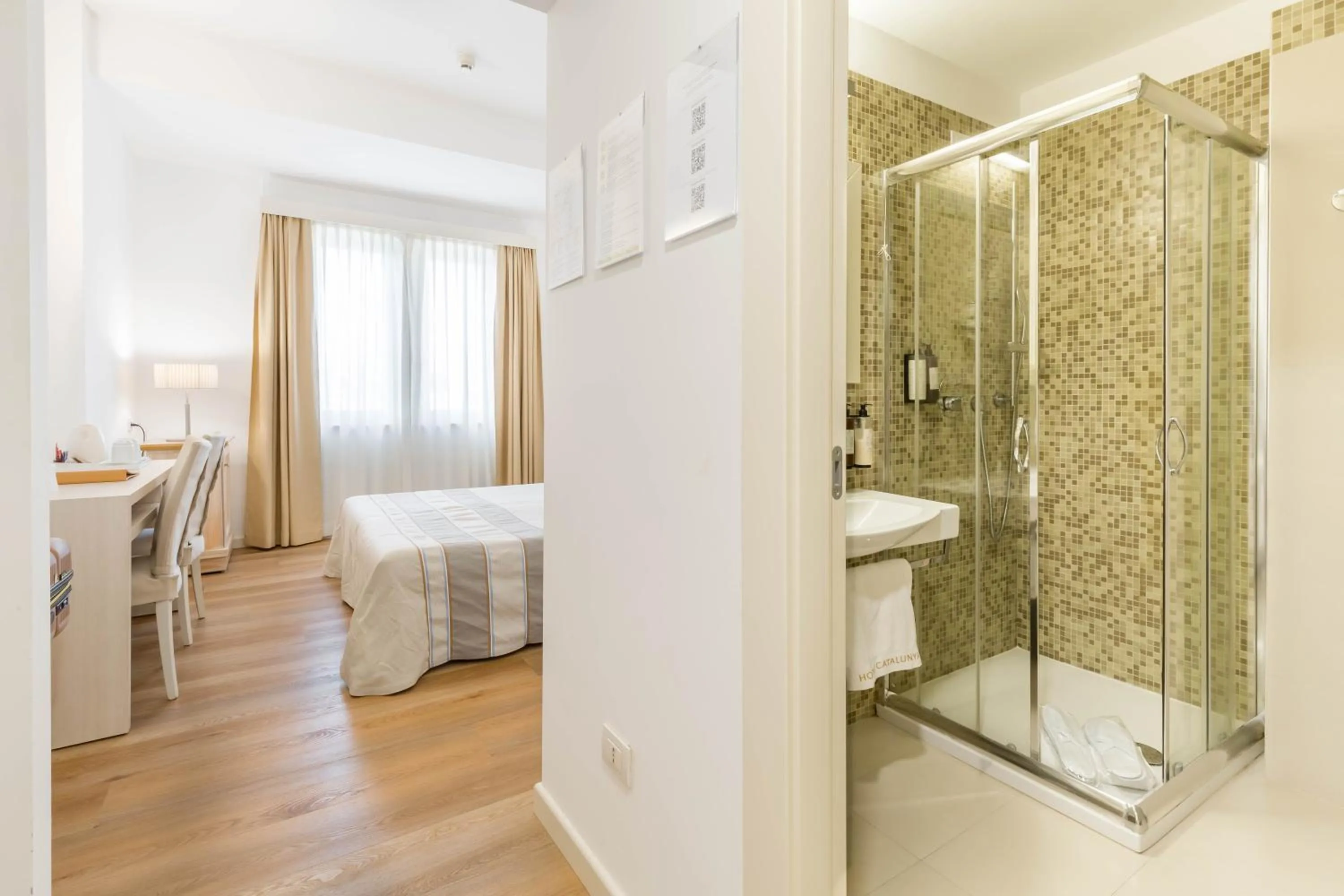 Bathroom, Bed in Hotel Catalunya