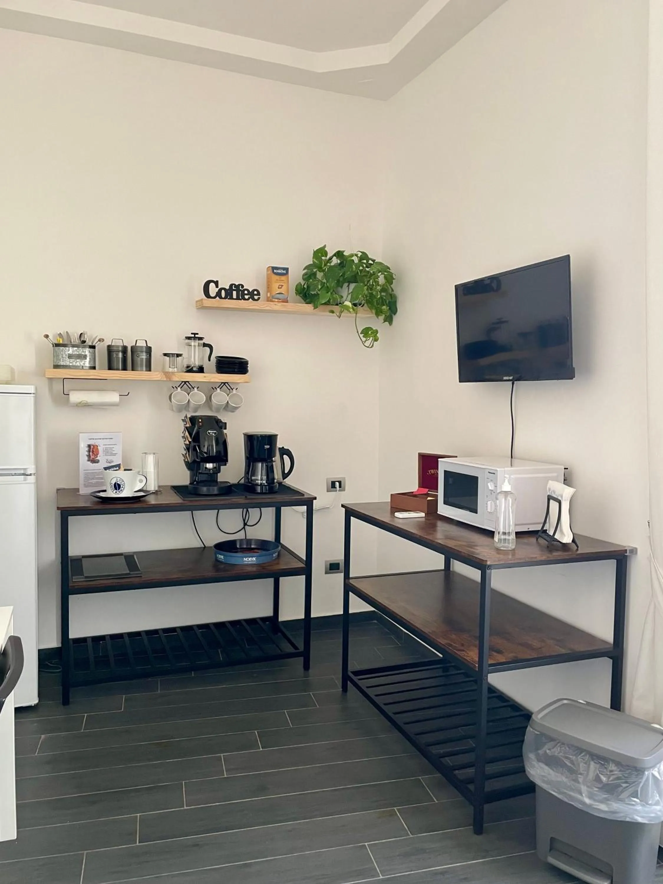 Communal lounge/ TV room in Le Porte di Napoli - Rooms