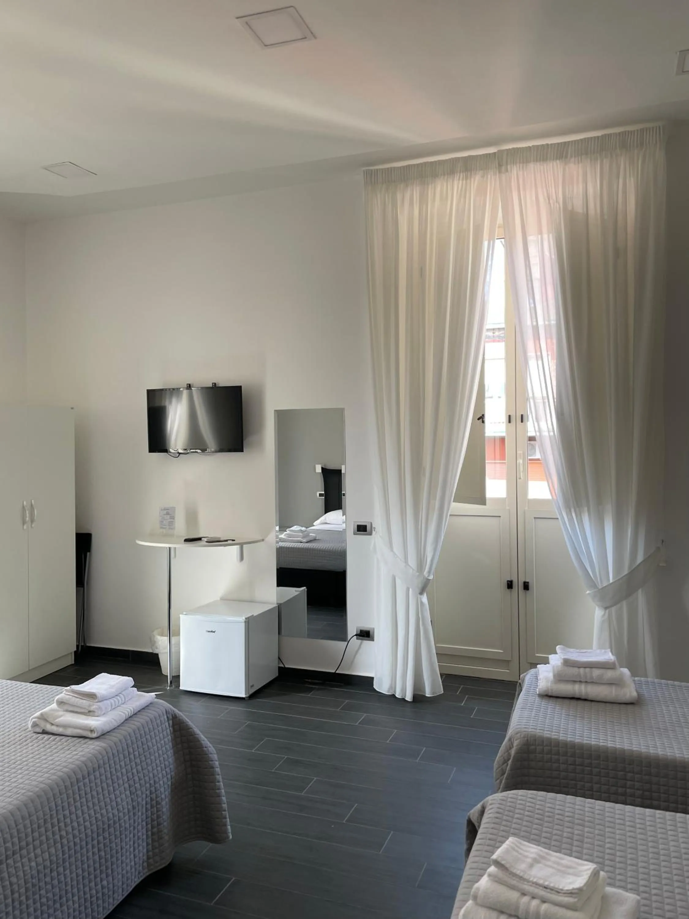 TV and multimedia in Le Porte di Napoli - Rooms