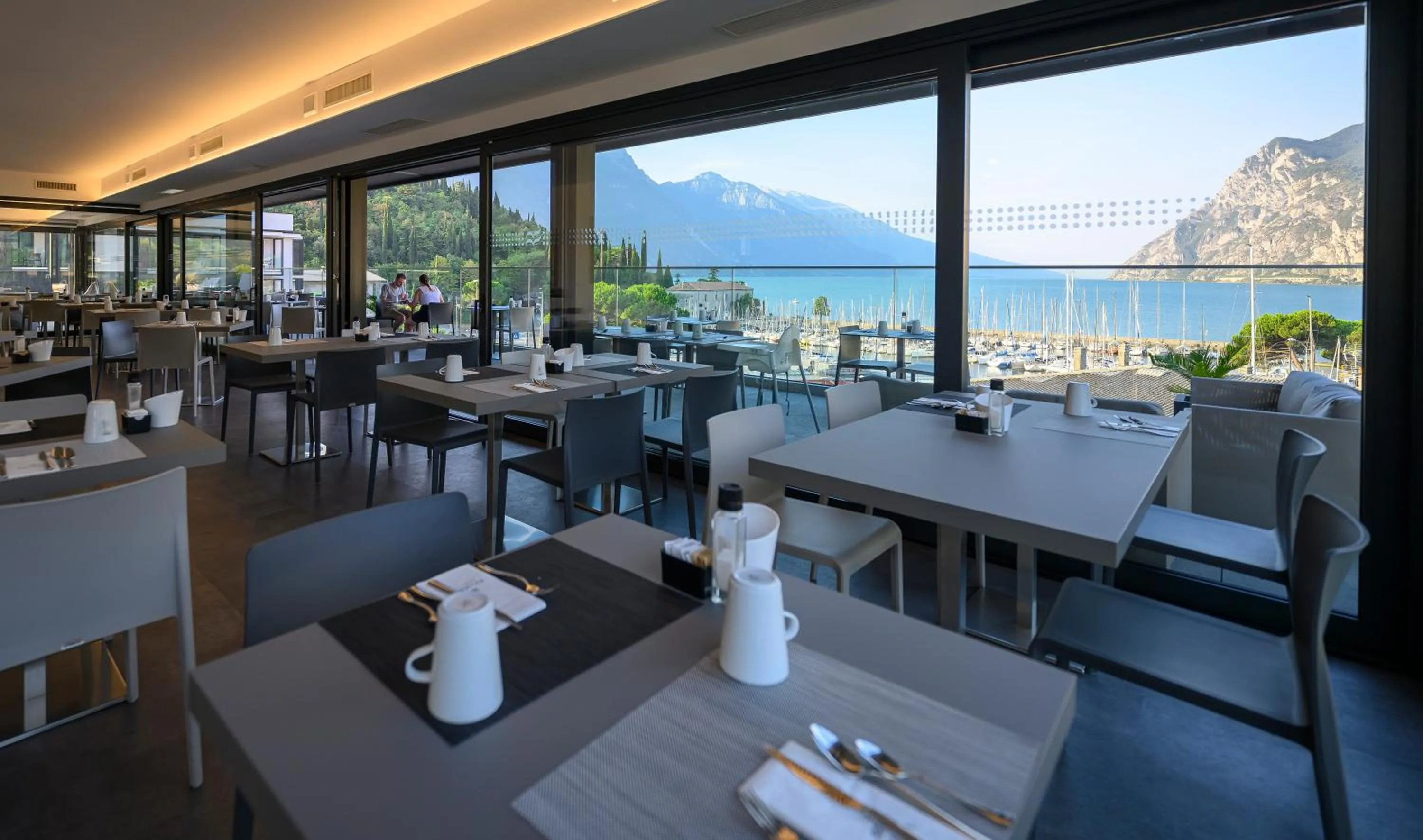 Restaurant/places to eat in Hotel Riviera