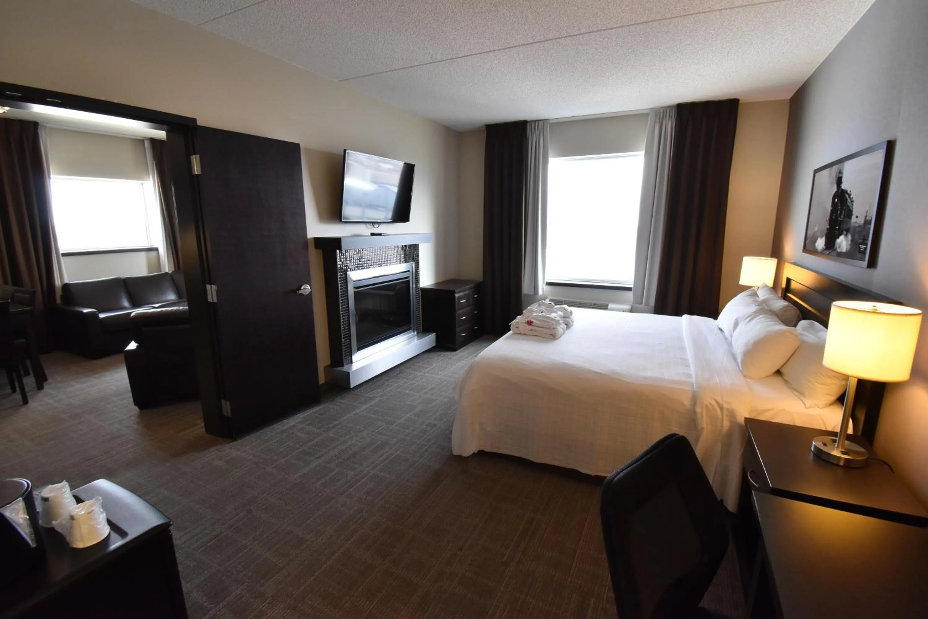 Bedroom, Bed in Canad Inns Health Sciences Centre