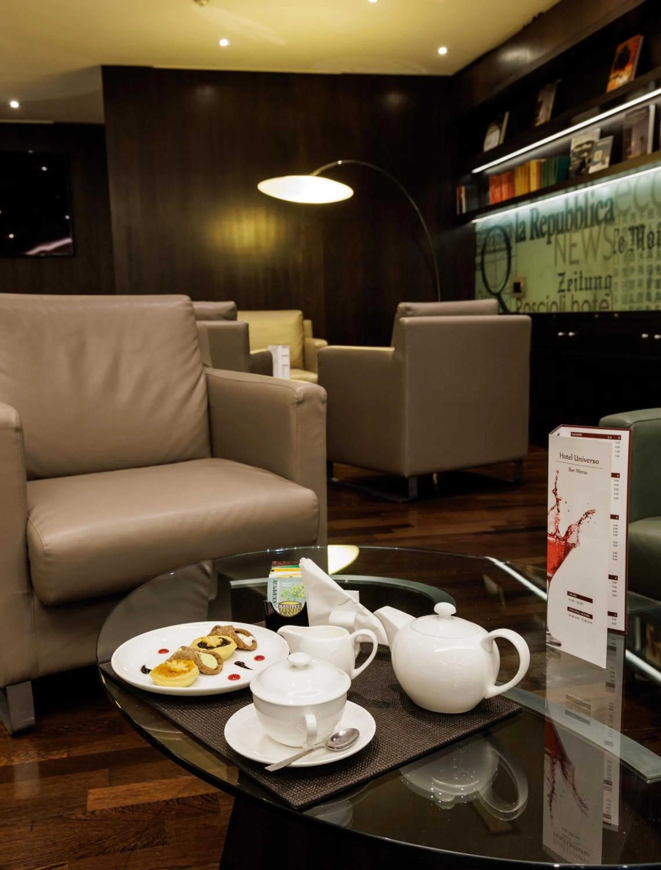 Communal lounge/ TV room in Best Western Plus Hotel Universo