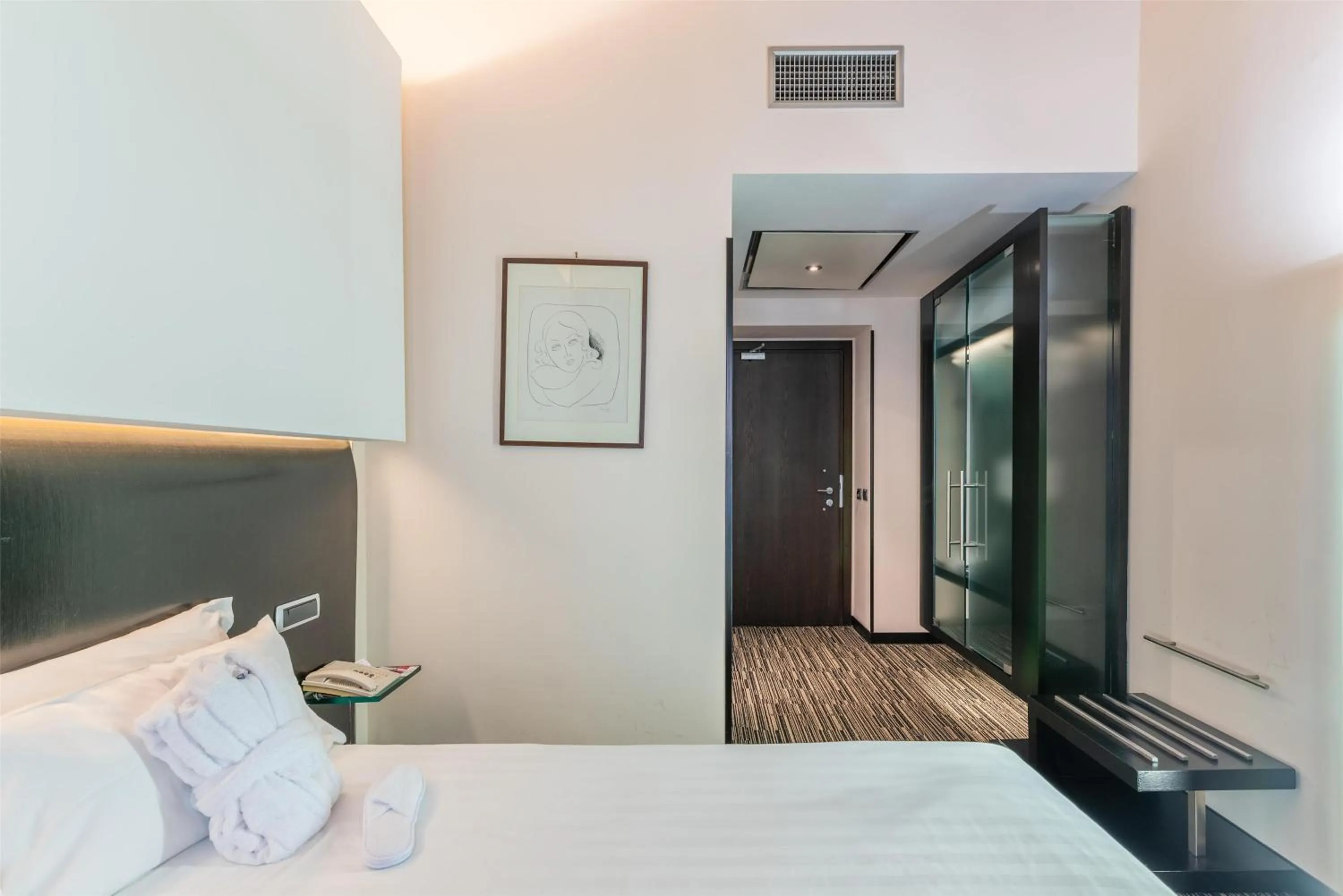 Bathroom, Bed in Best Western Plus Hotel Universo