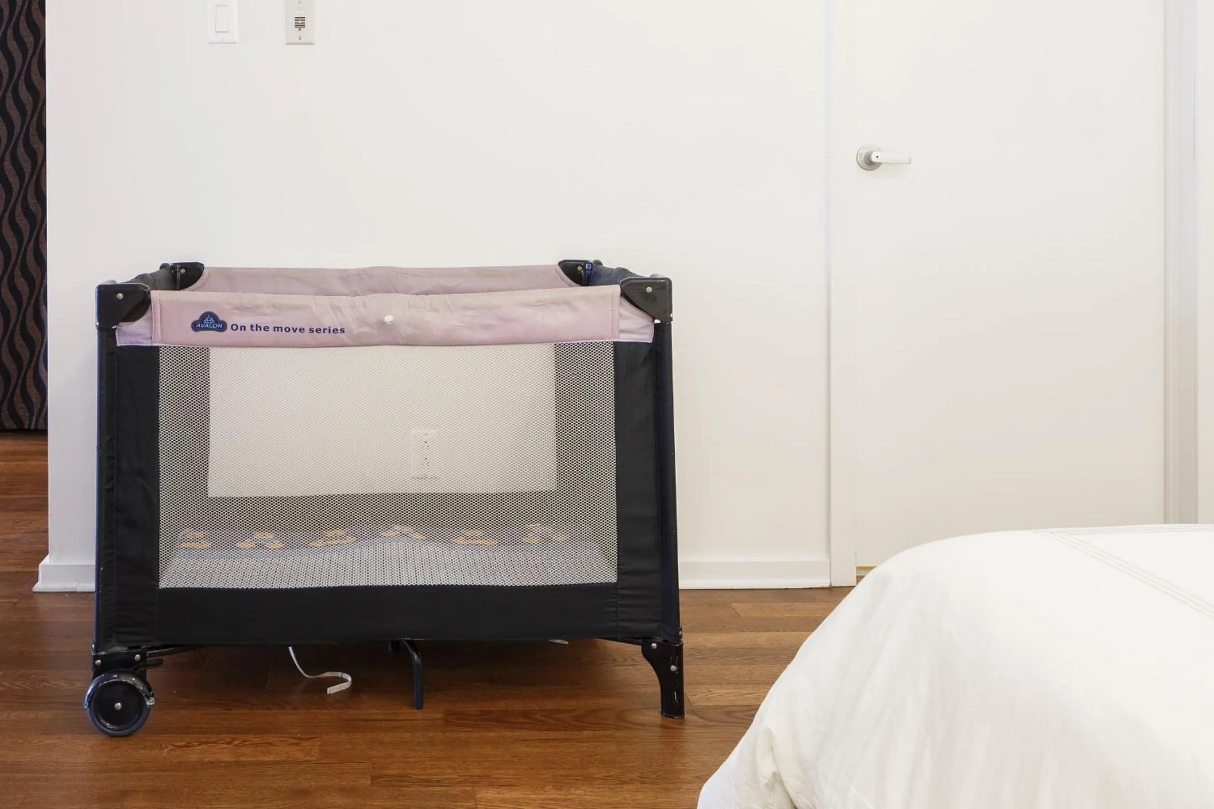 cot, Bed in MtlVacationRentals - MTL ZOO