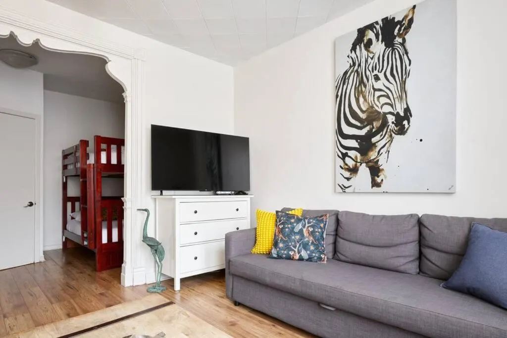 Communal lounge/ TV room in MtlVacationRentals - MTL ZOO