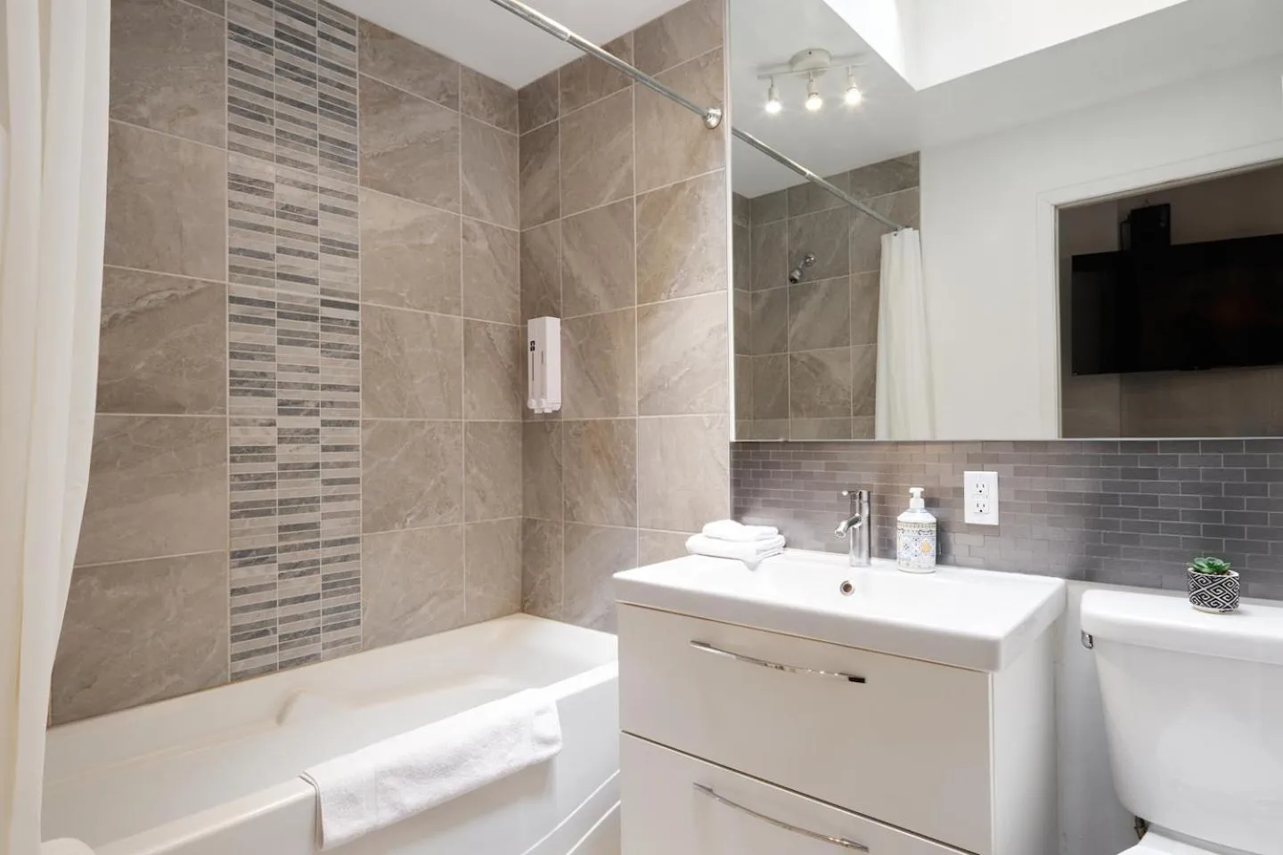 Shower in MtlVacationRentals - MTL ZOO
