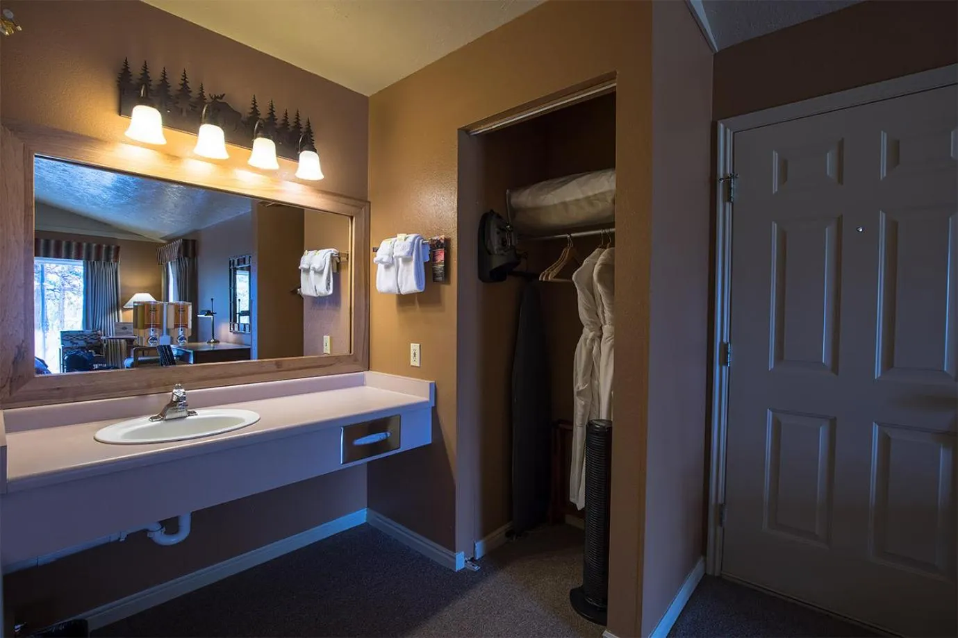 Headwaters Lodge & Cabins at Flagg Ranch