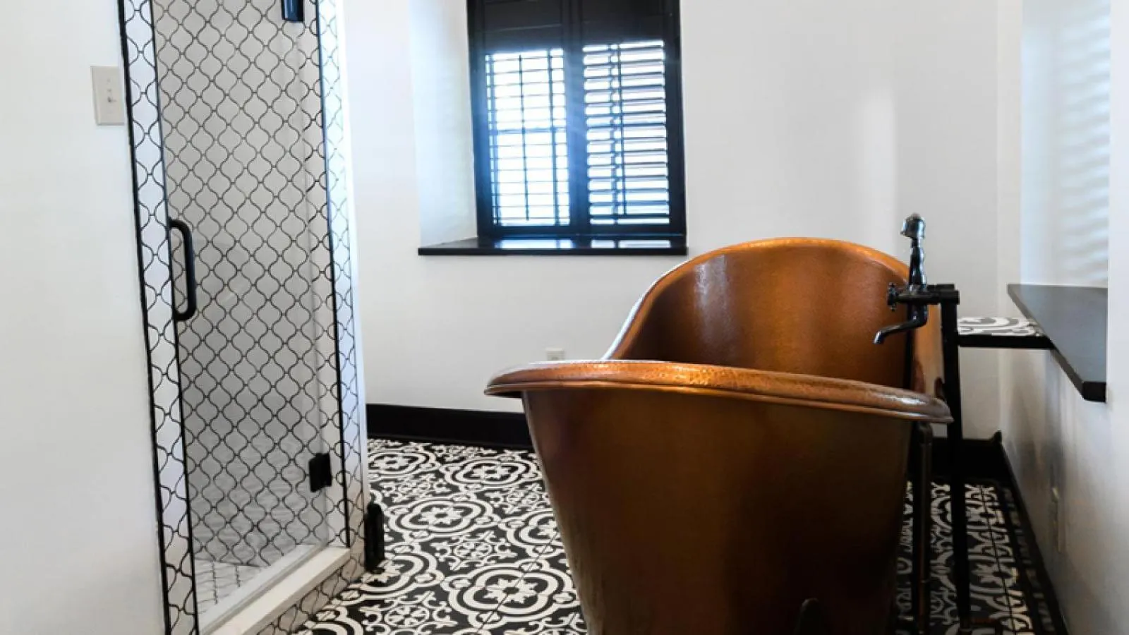 Shower in Hotel Giles