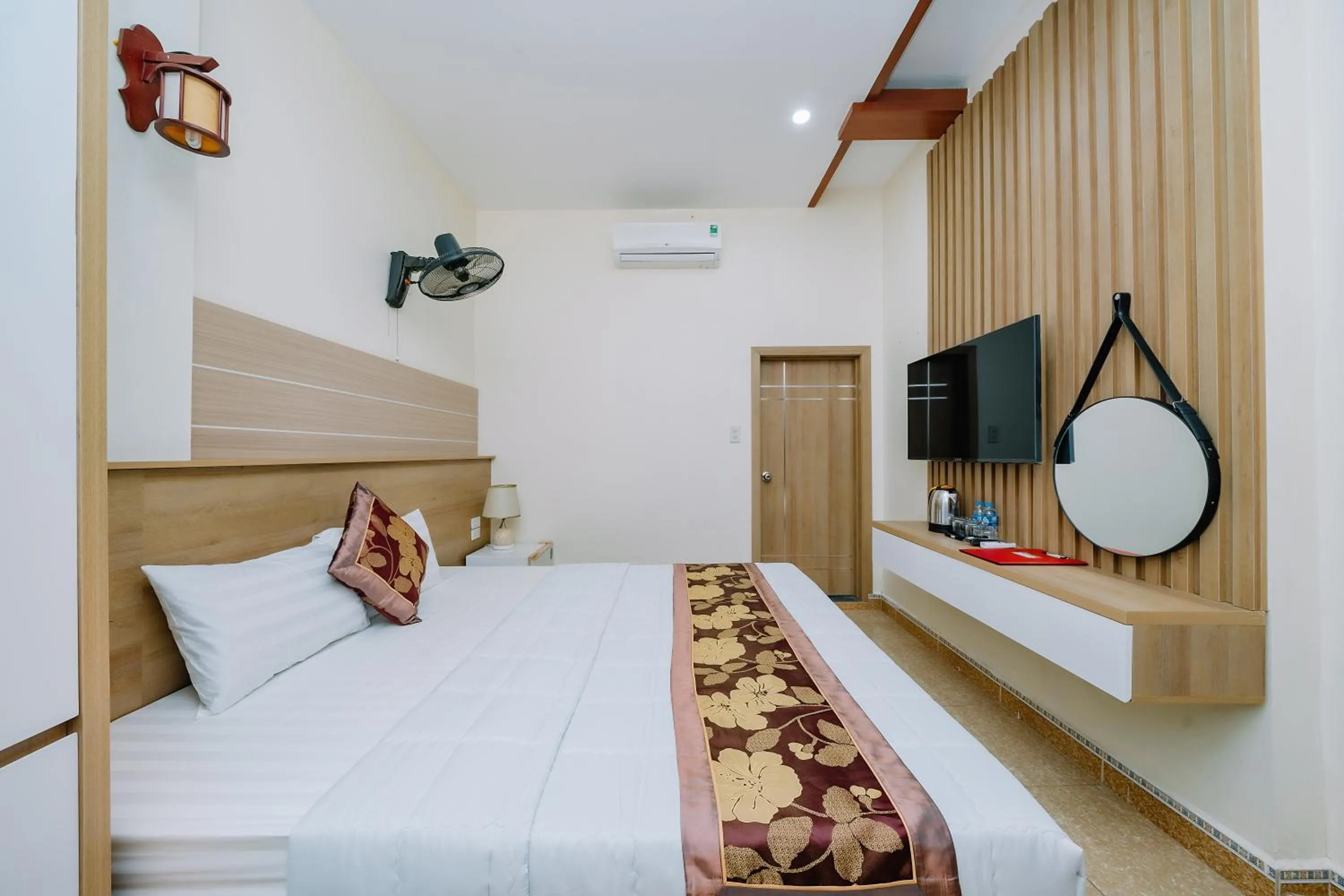 Bed in My Ngoc Hotel