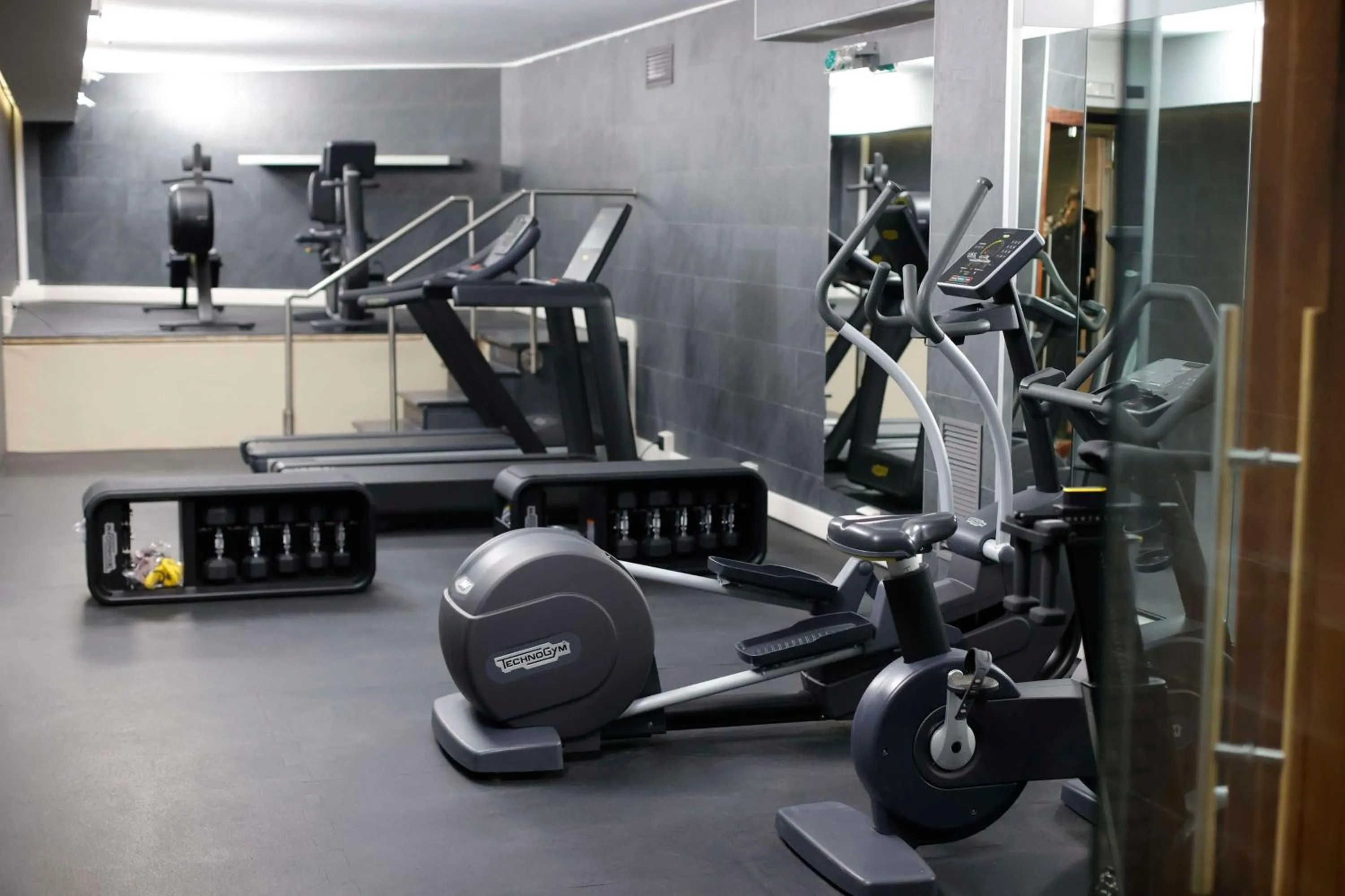 Fitness centre/facilities in Radisson Blu GHR Rome