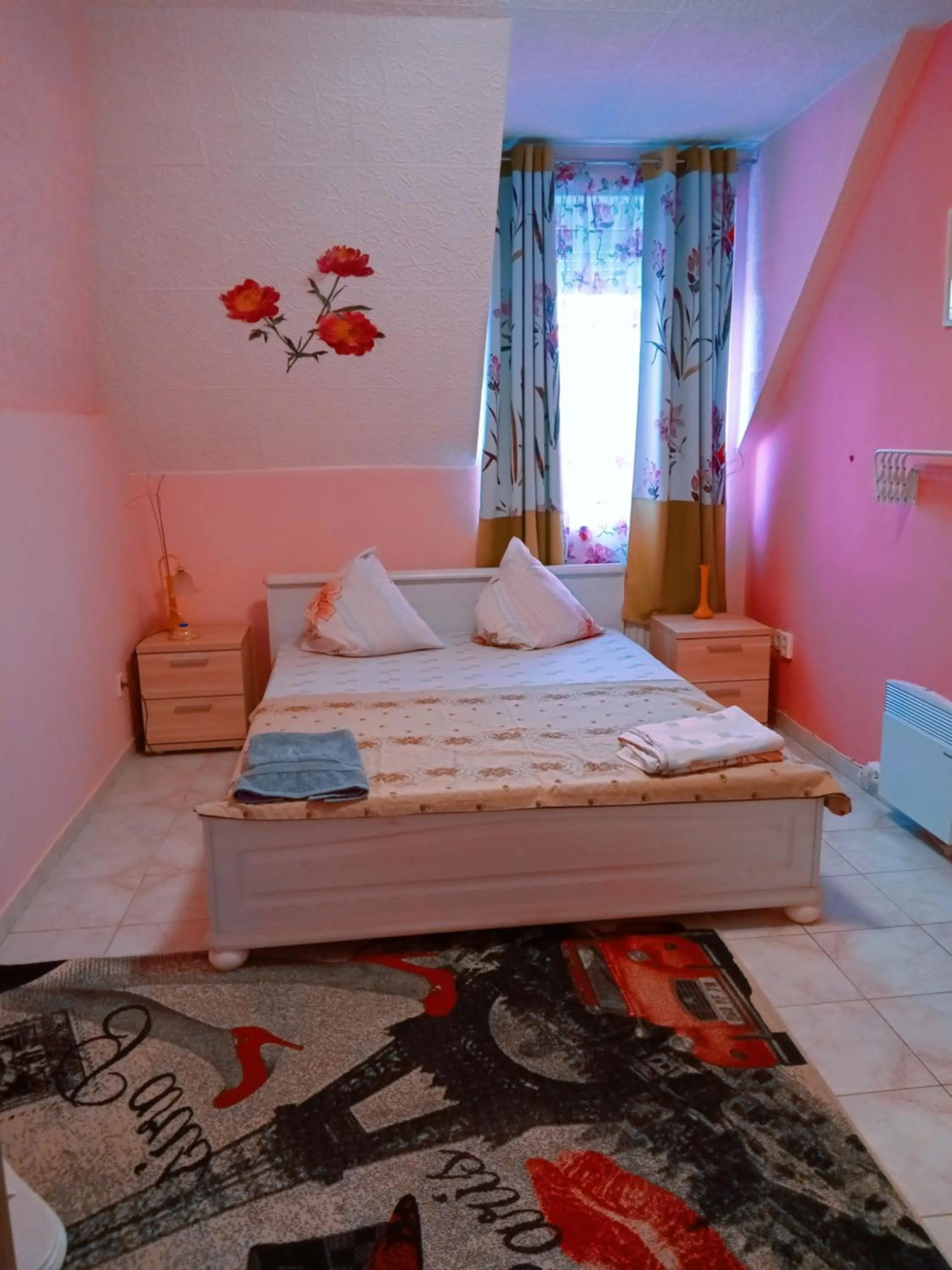 Bedroom, Bed in Valloris Apartments