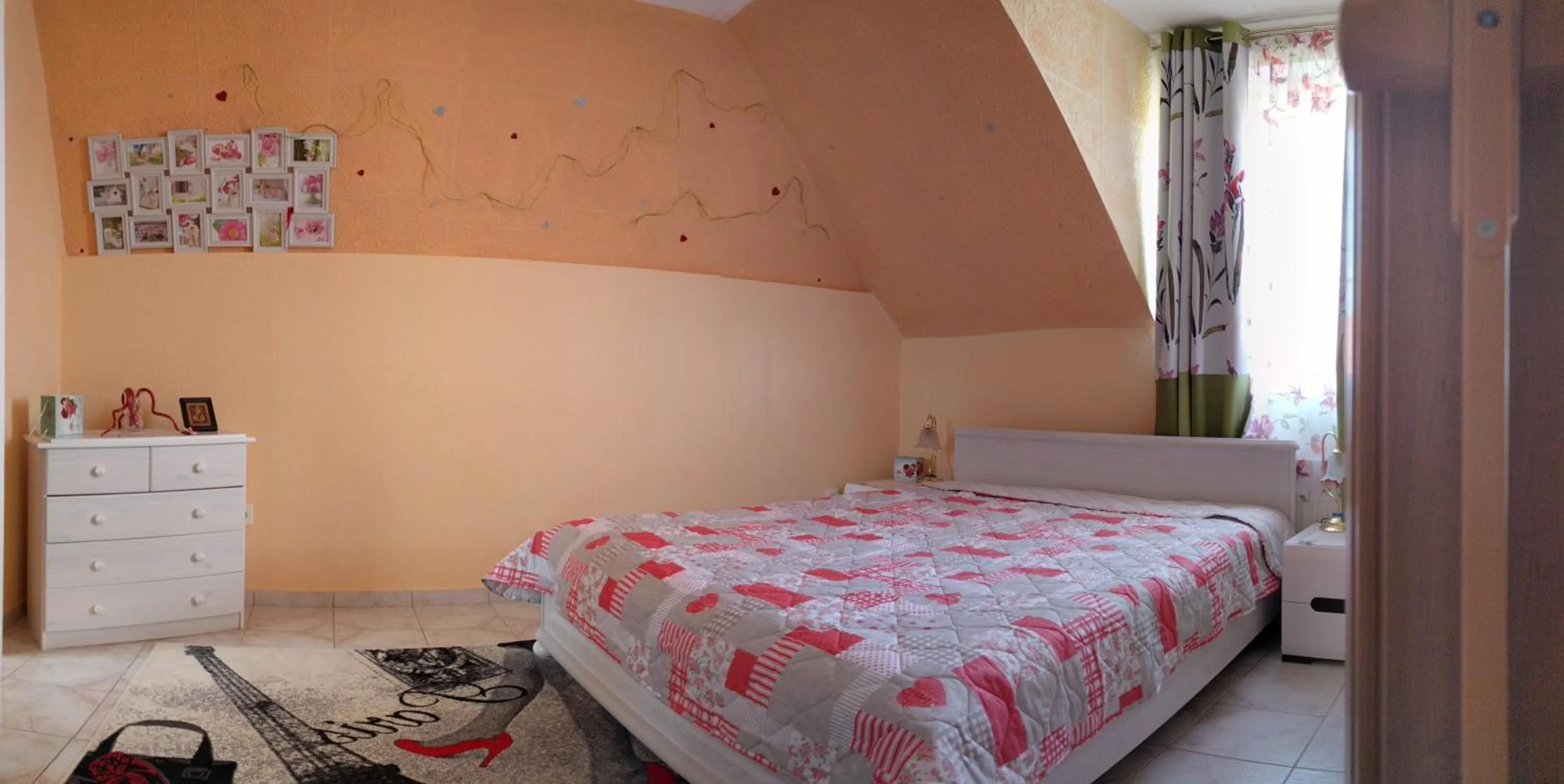 Decorative detail, Bed in Valloris Apartments