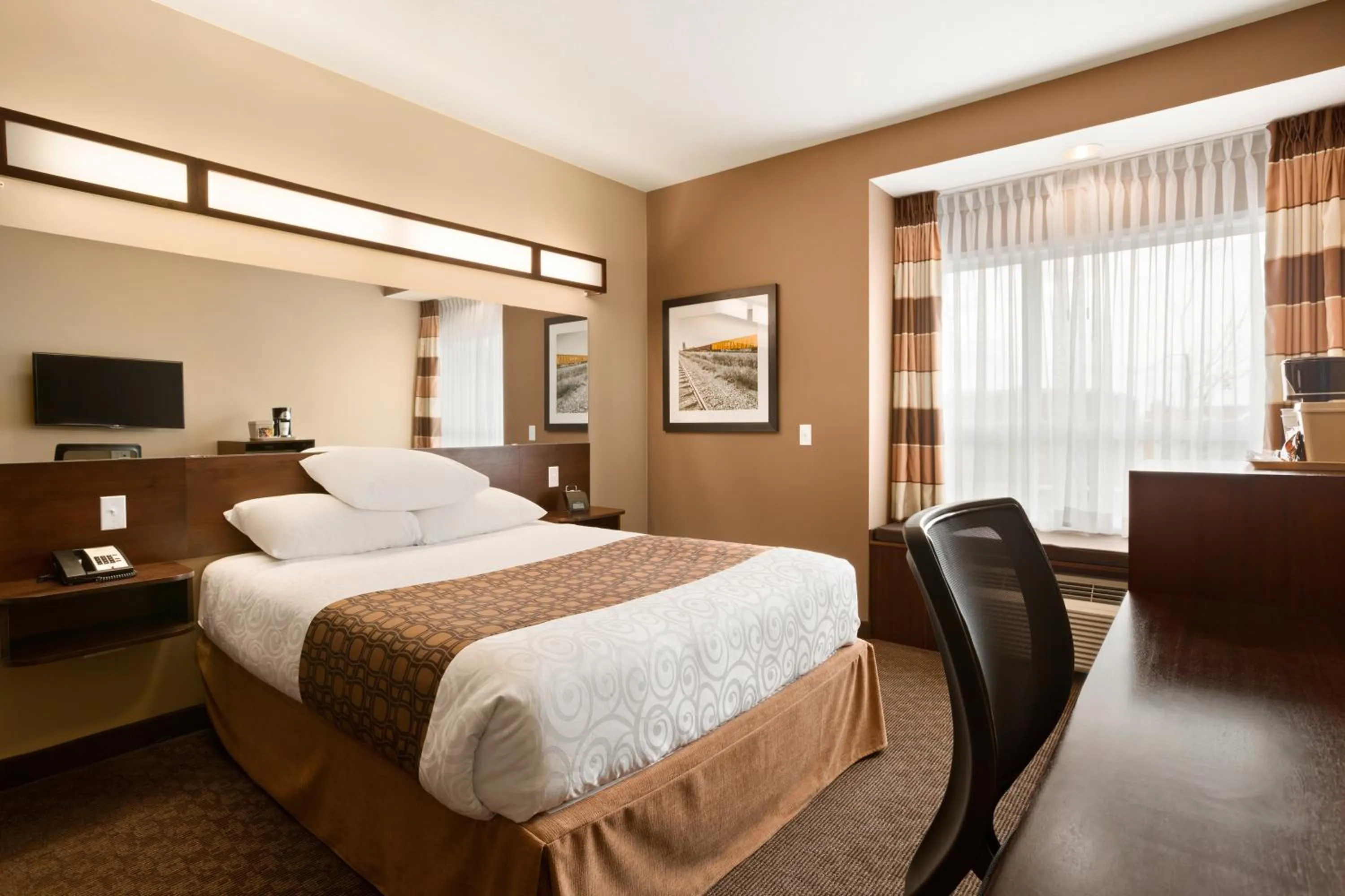 Photo of the whole room, Bed in Microtel Inn & Suites by Wyndham Blackfalds