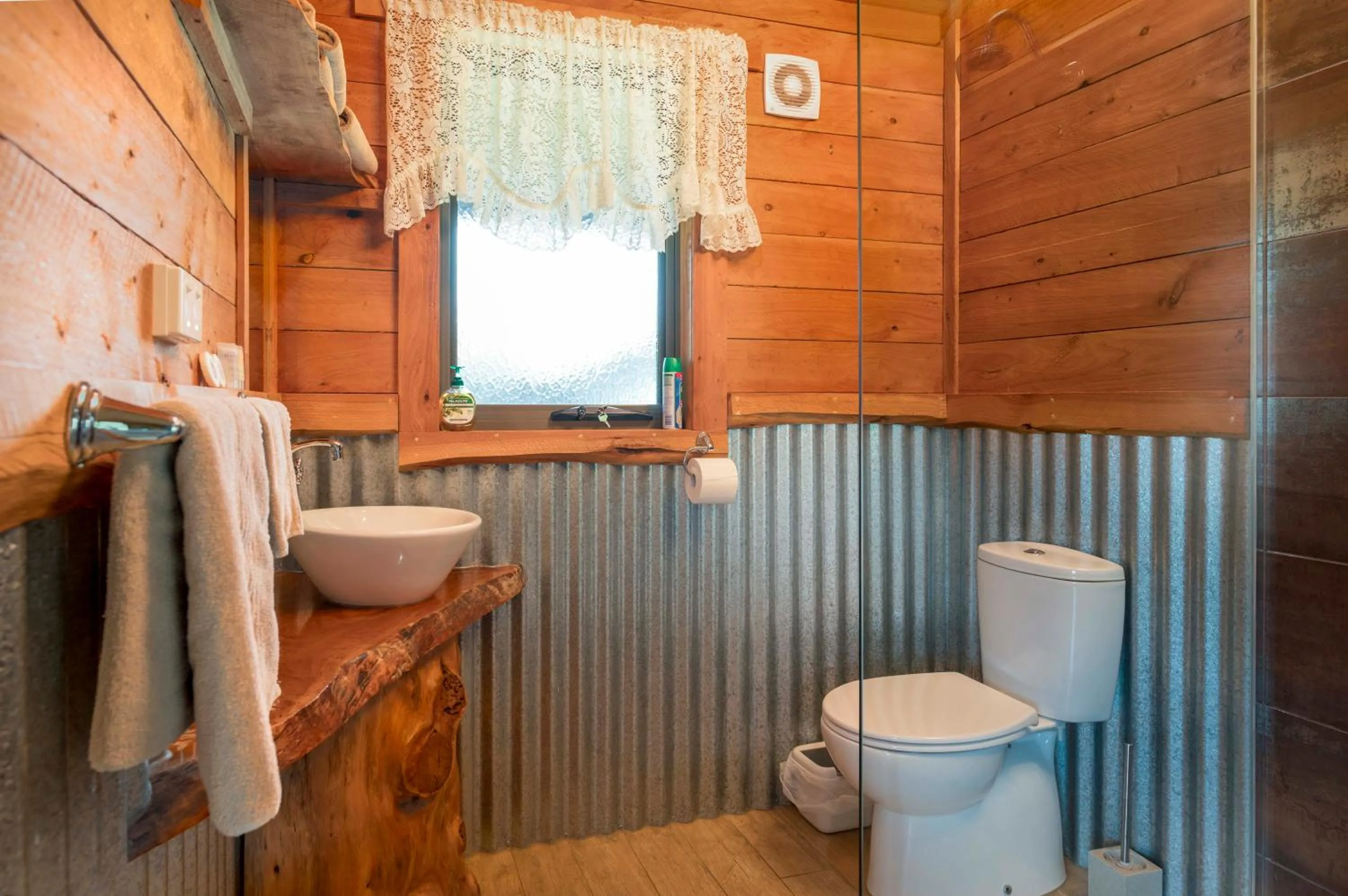 Bathroom in Rustic Hut Bush Retreat