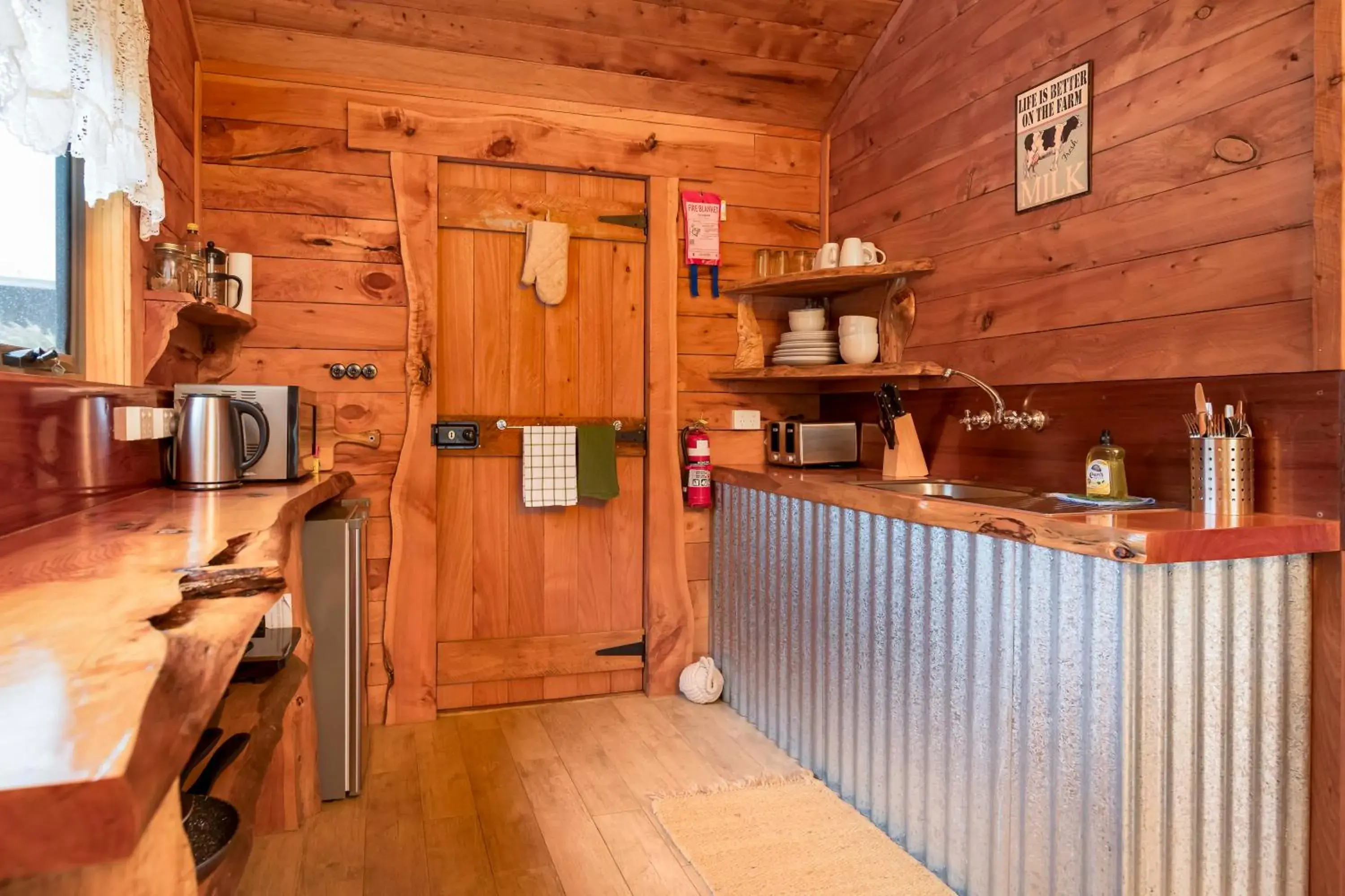 Double Room with Mountain View in Rustic Hut Bush Retreat Double Room with Mountain View in Rustic Hut Bush Retreat