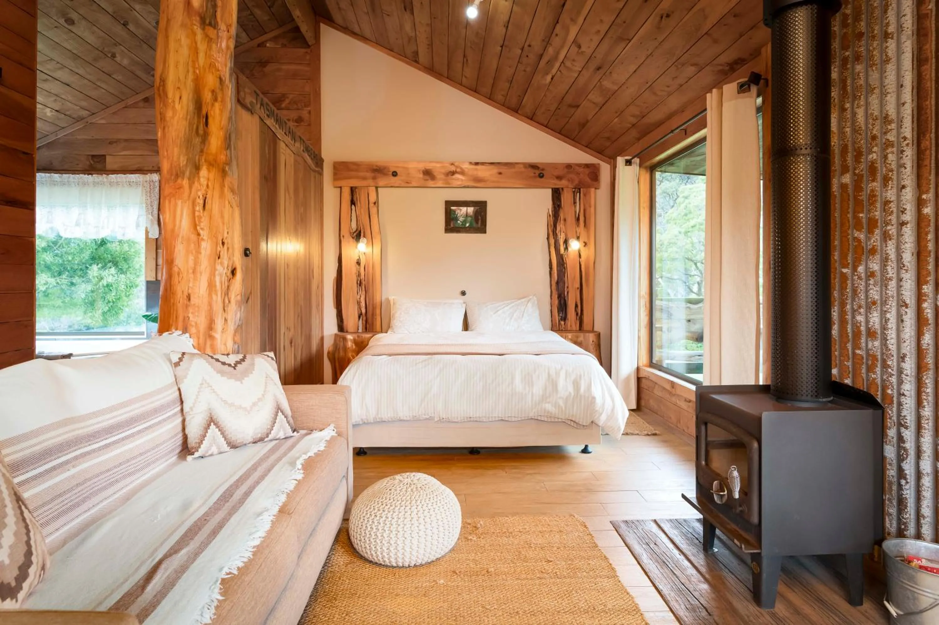 Living room, Bed in Rustic Hut Bush Retreat