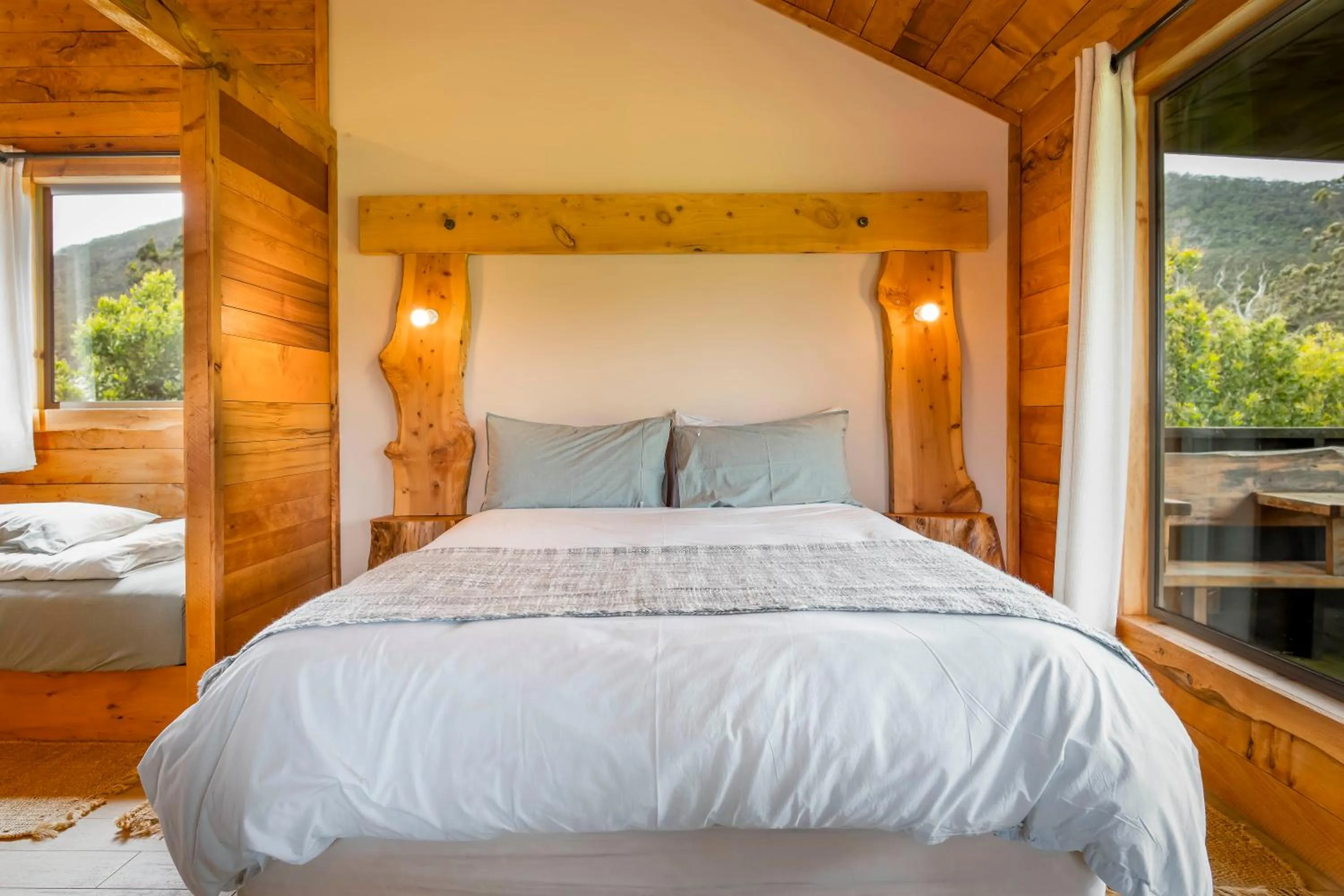 Living room, Bed in Rustic Hut Bush Retreat