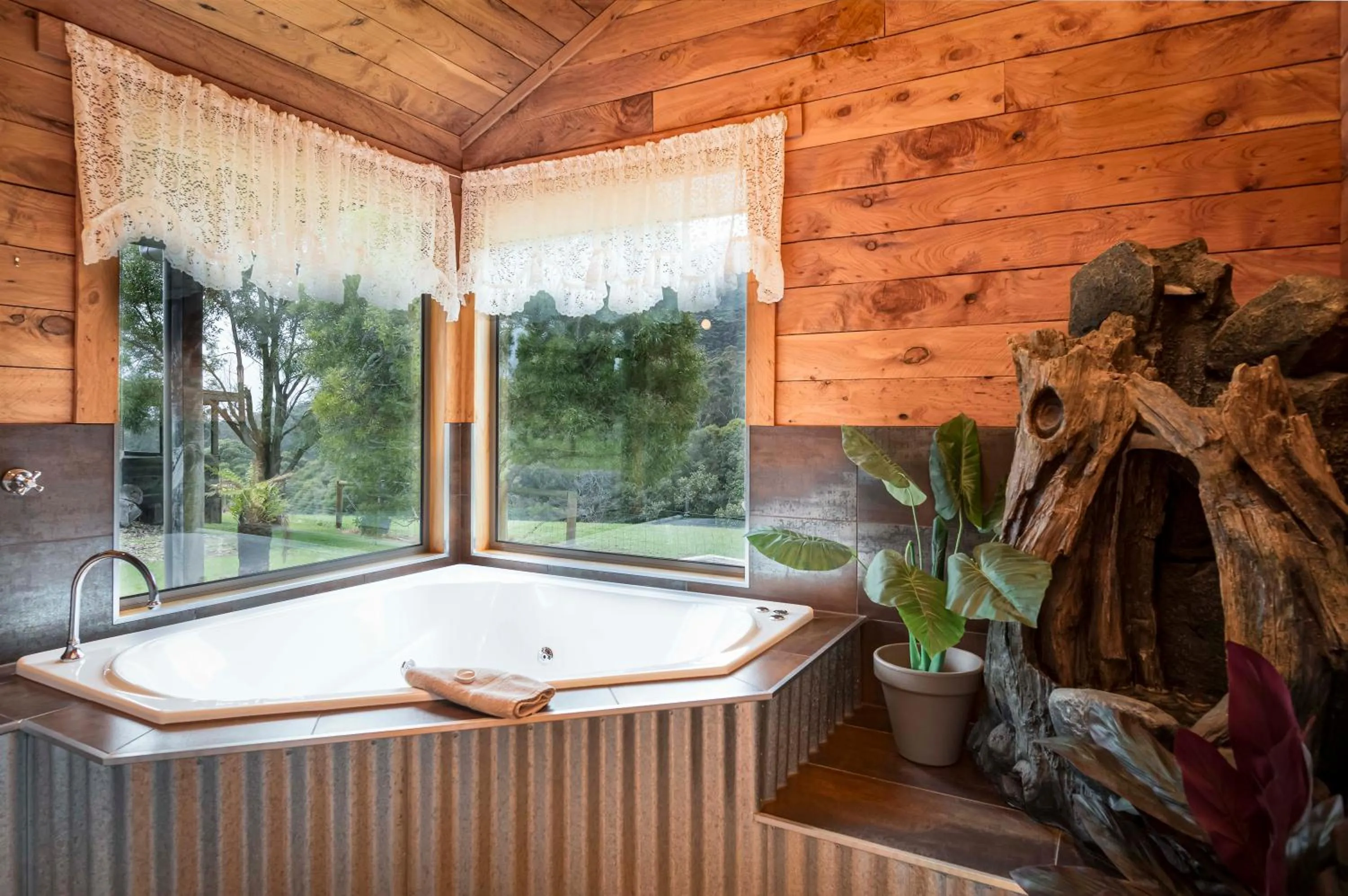 Hot Tub in Rustic Hut Bush Retreat