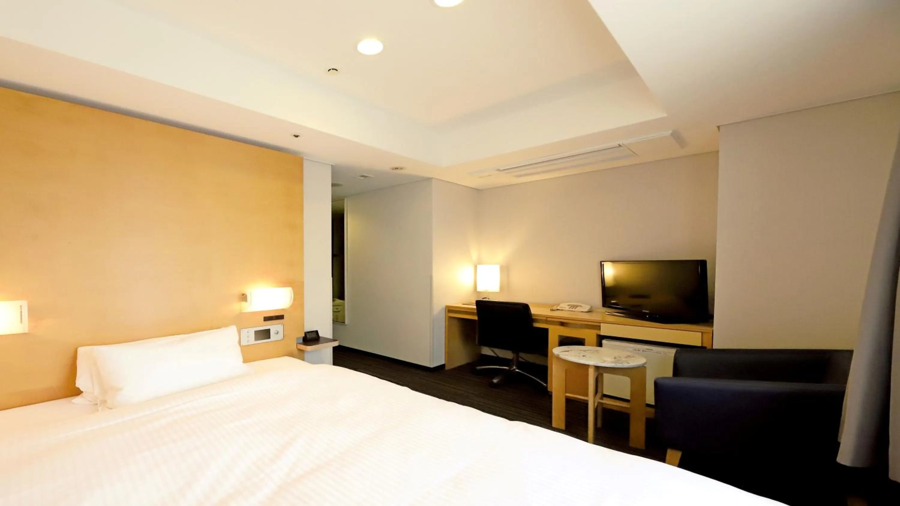 Photo of the whole room, Bed in Smile Hotel Osaka Yotsubashi