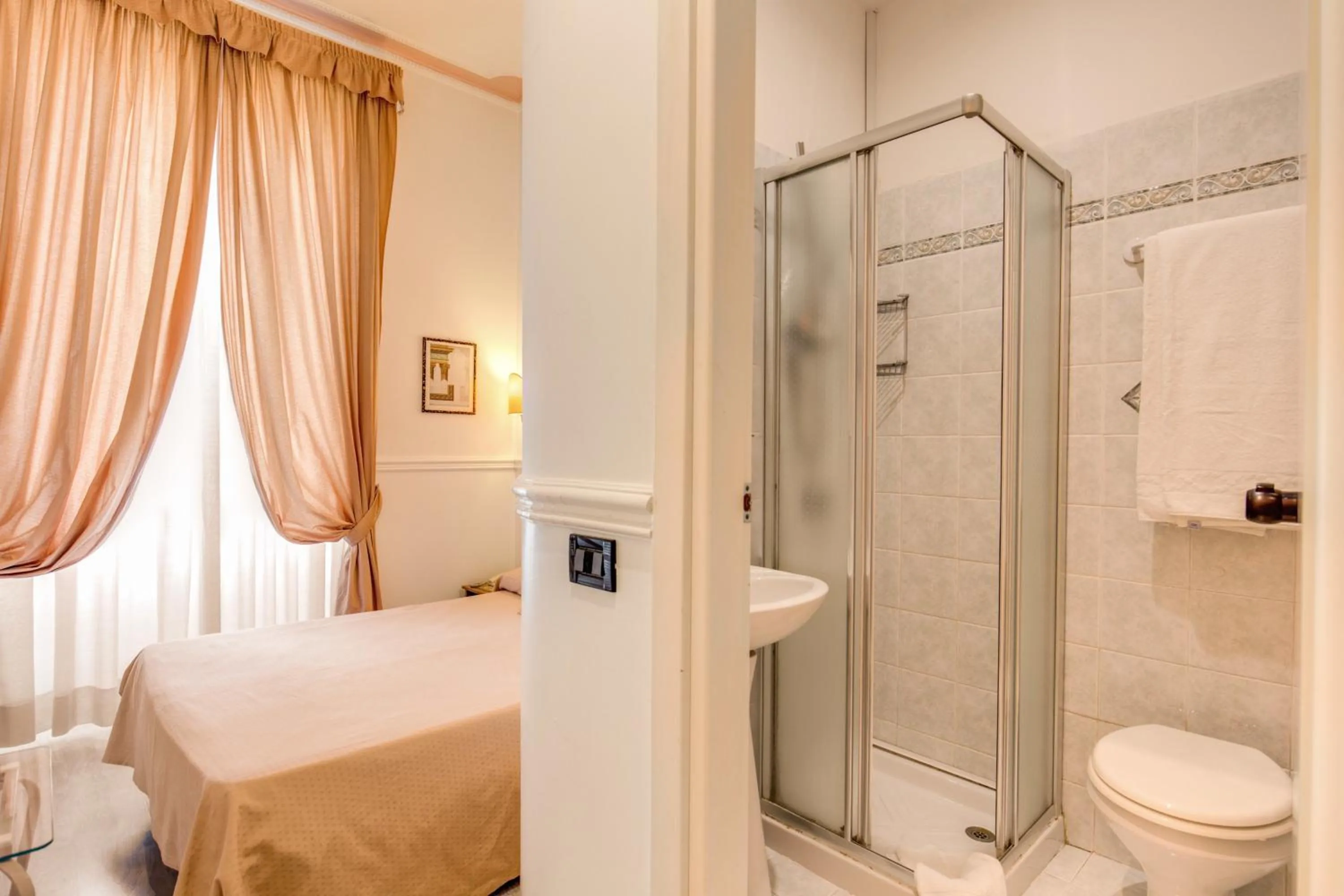 Photo of the whole room in Hotel Martini