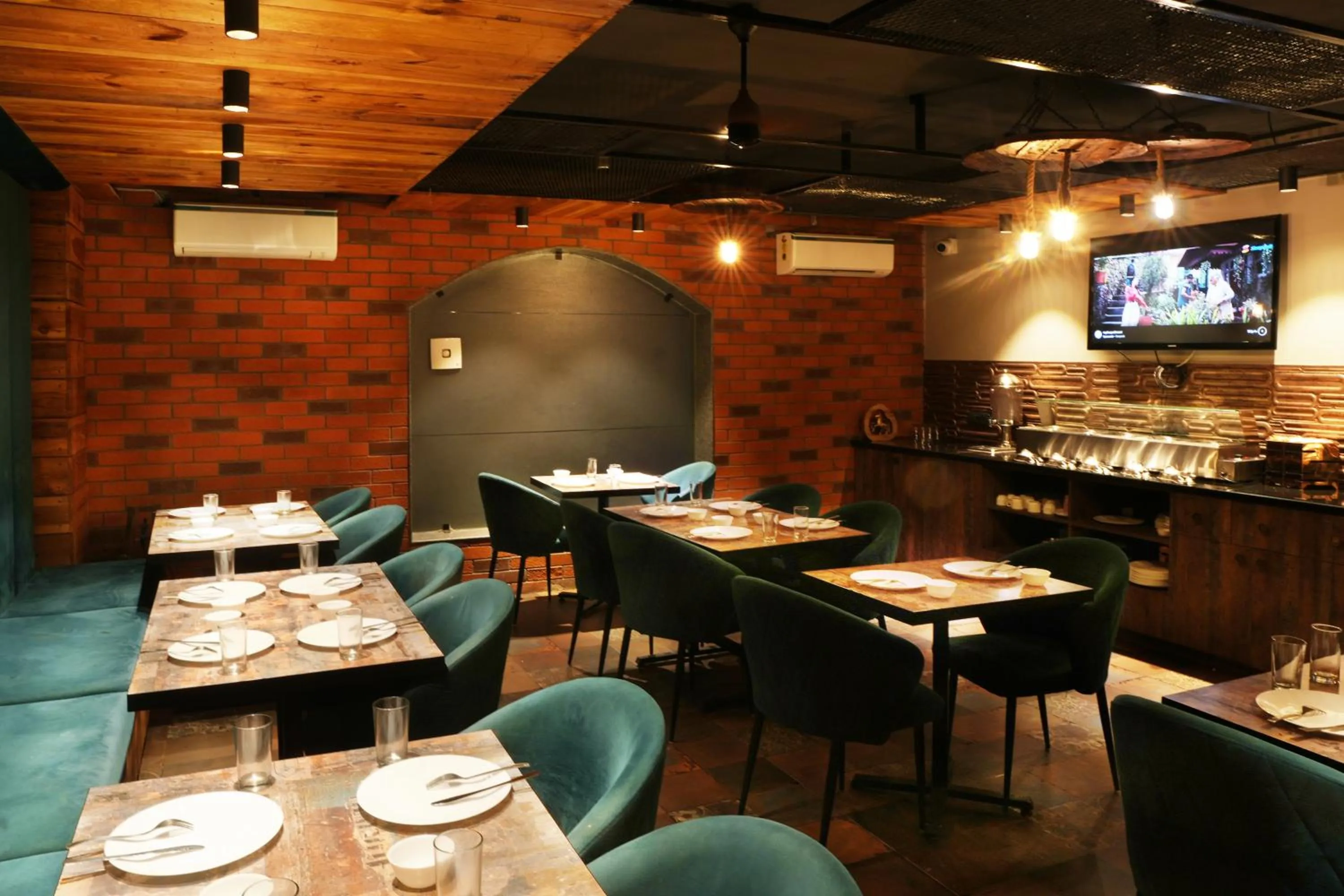 Restaurant/places to eat in METRO STUDIOS