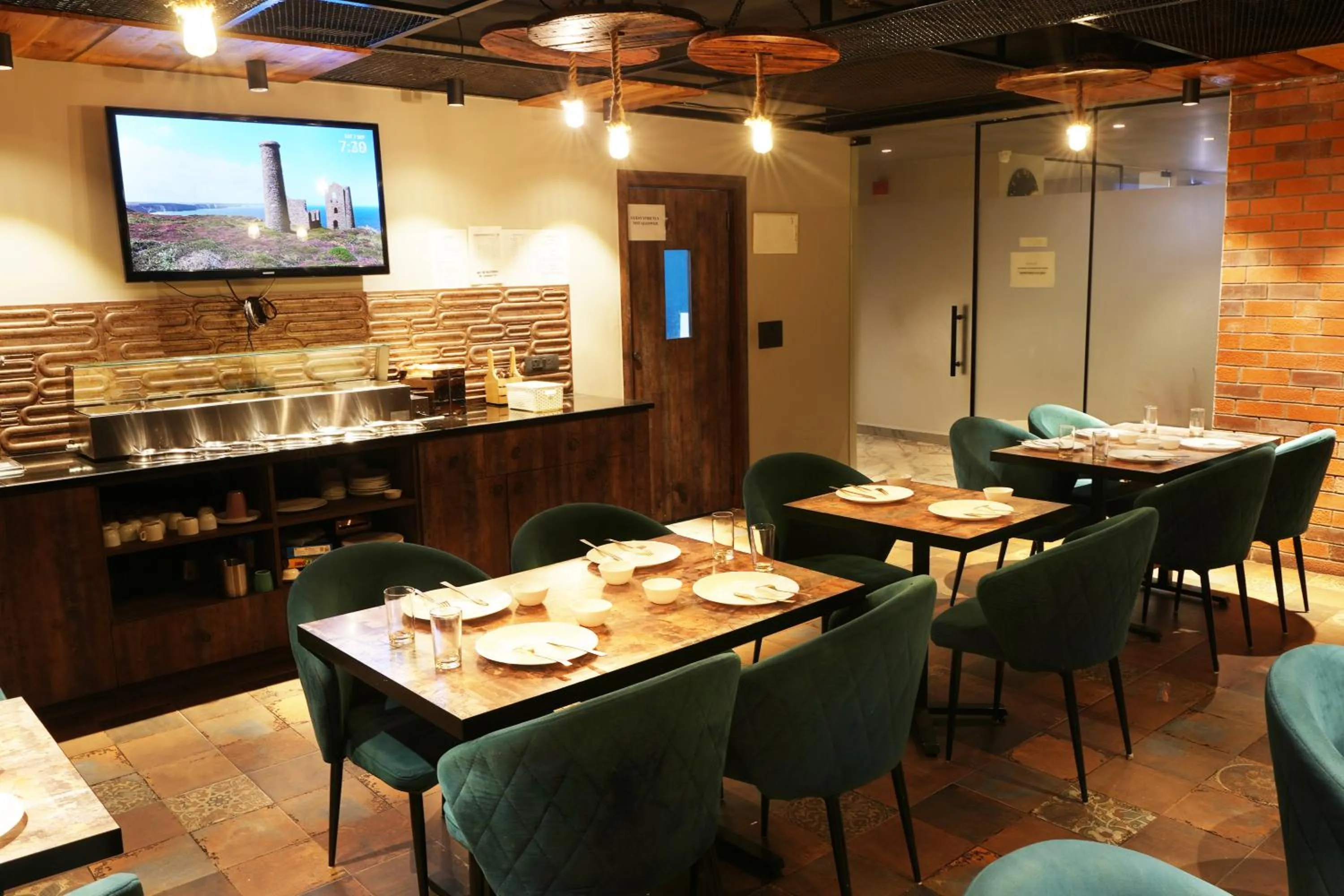 Restaurant/places to eat in METRO STUDIOS