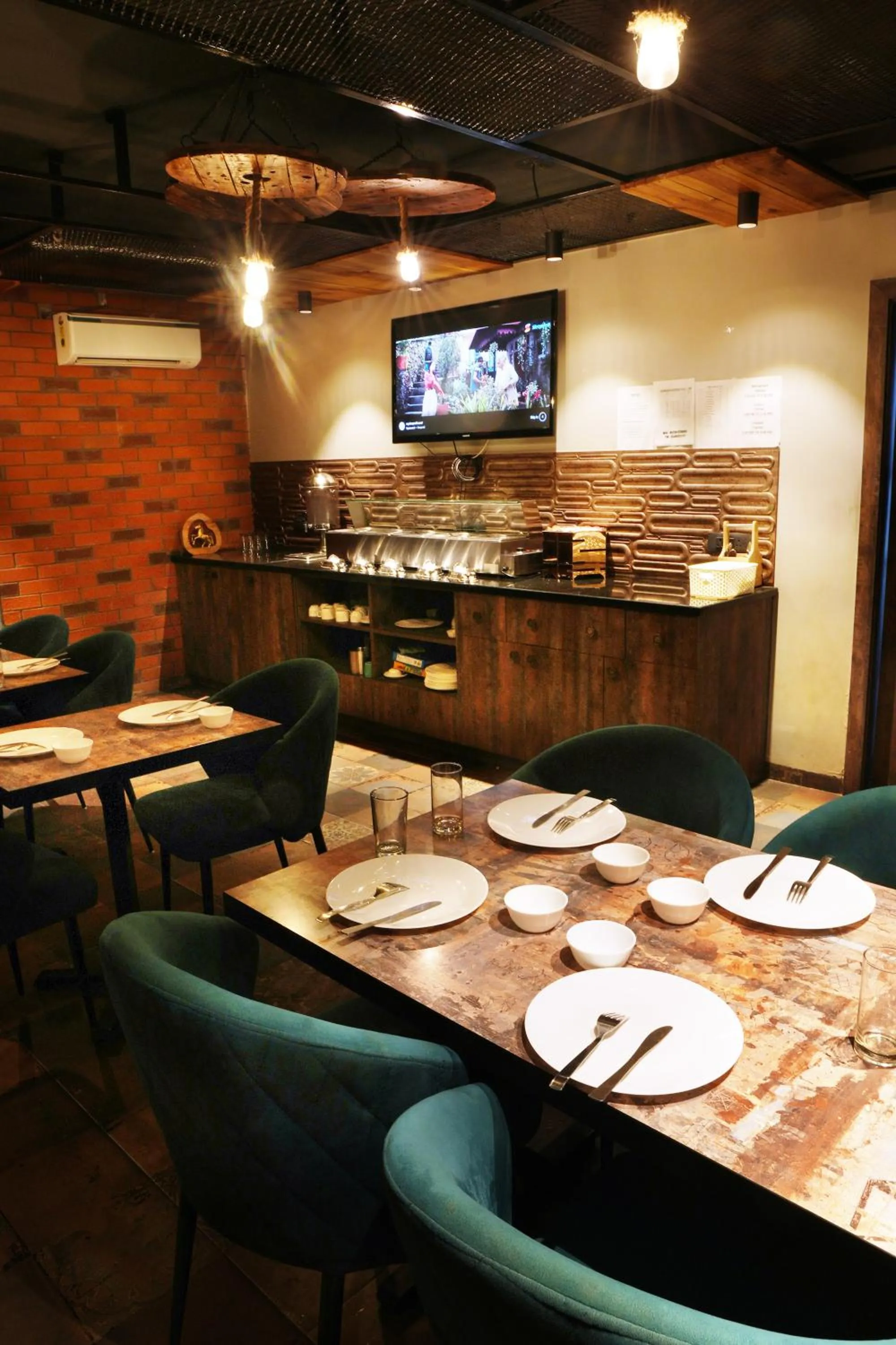 Restaurant/places to eat in METRO STUDIOS