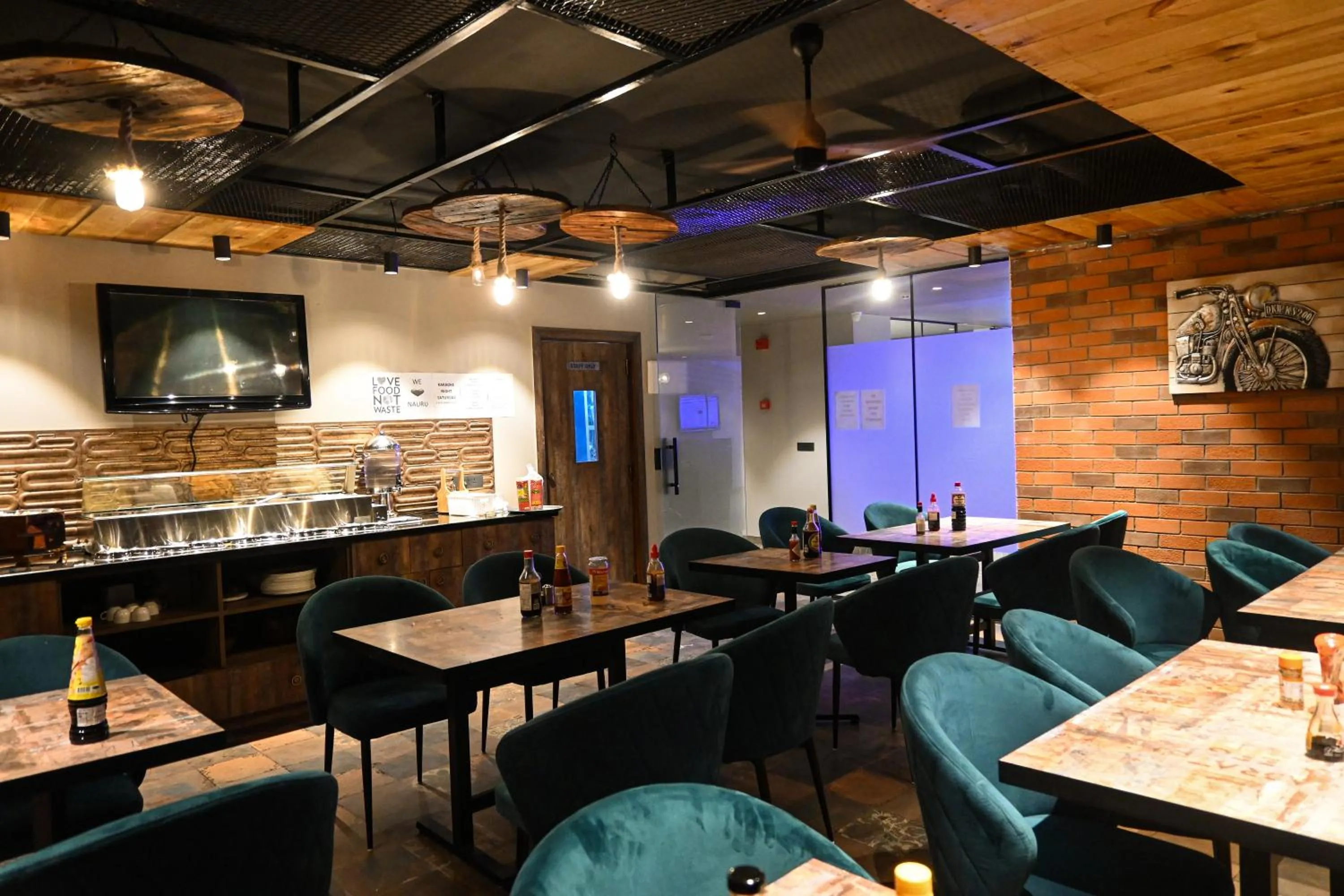 Restaurant/places to eat in METRO STUDIOS