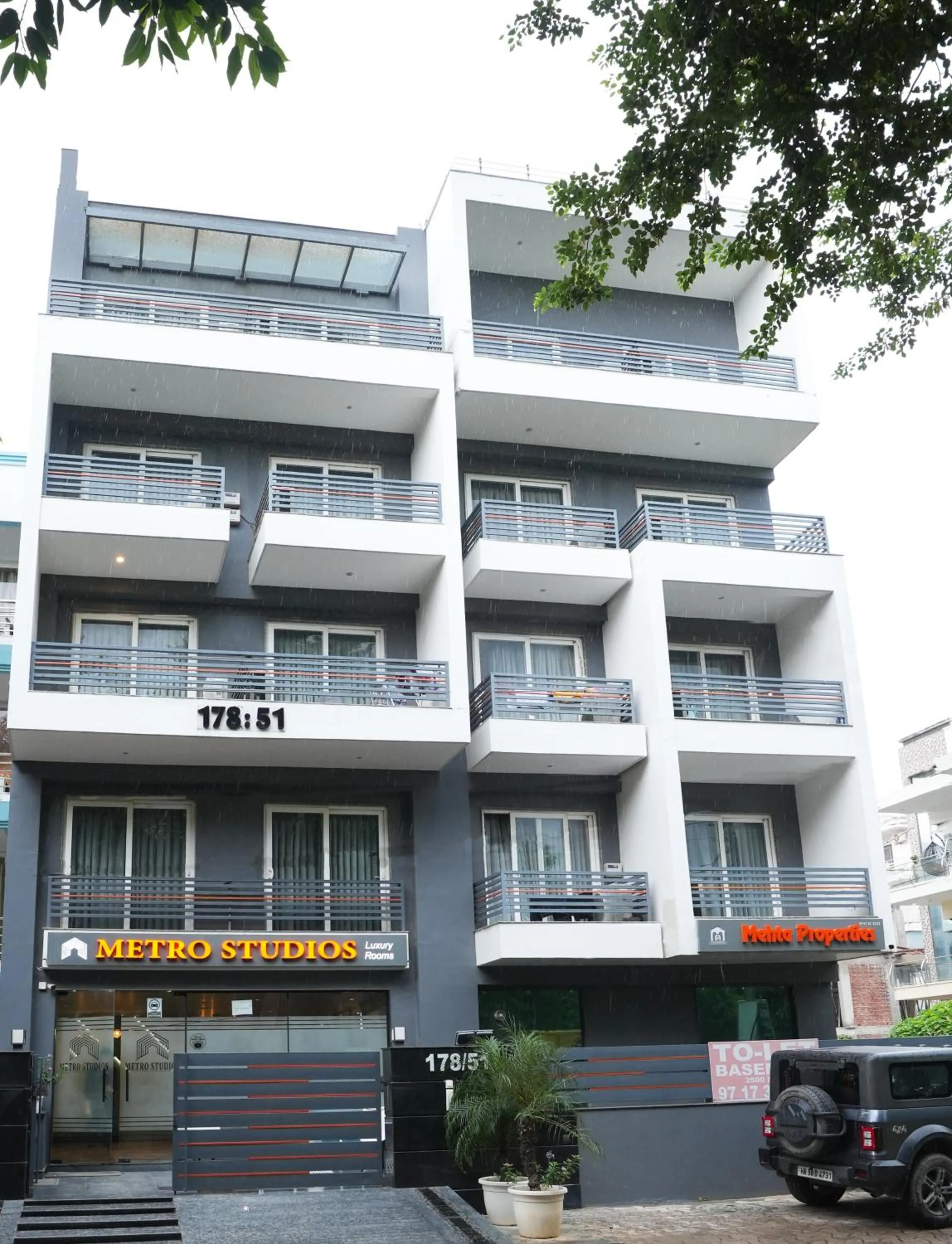 Facade/entrance in METRO STUDIOS