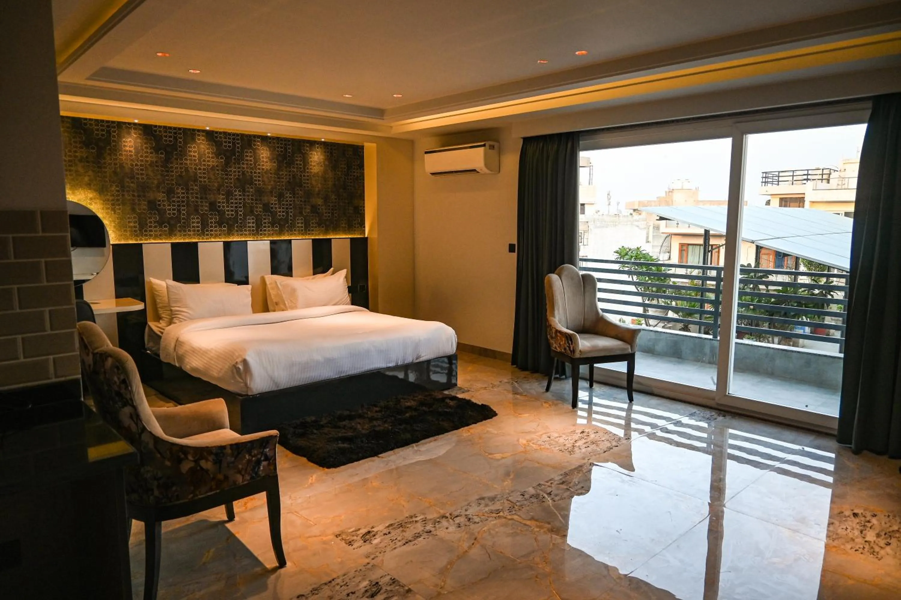 Balcony/Terrace, Bed in METRO STUDIOS