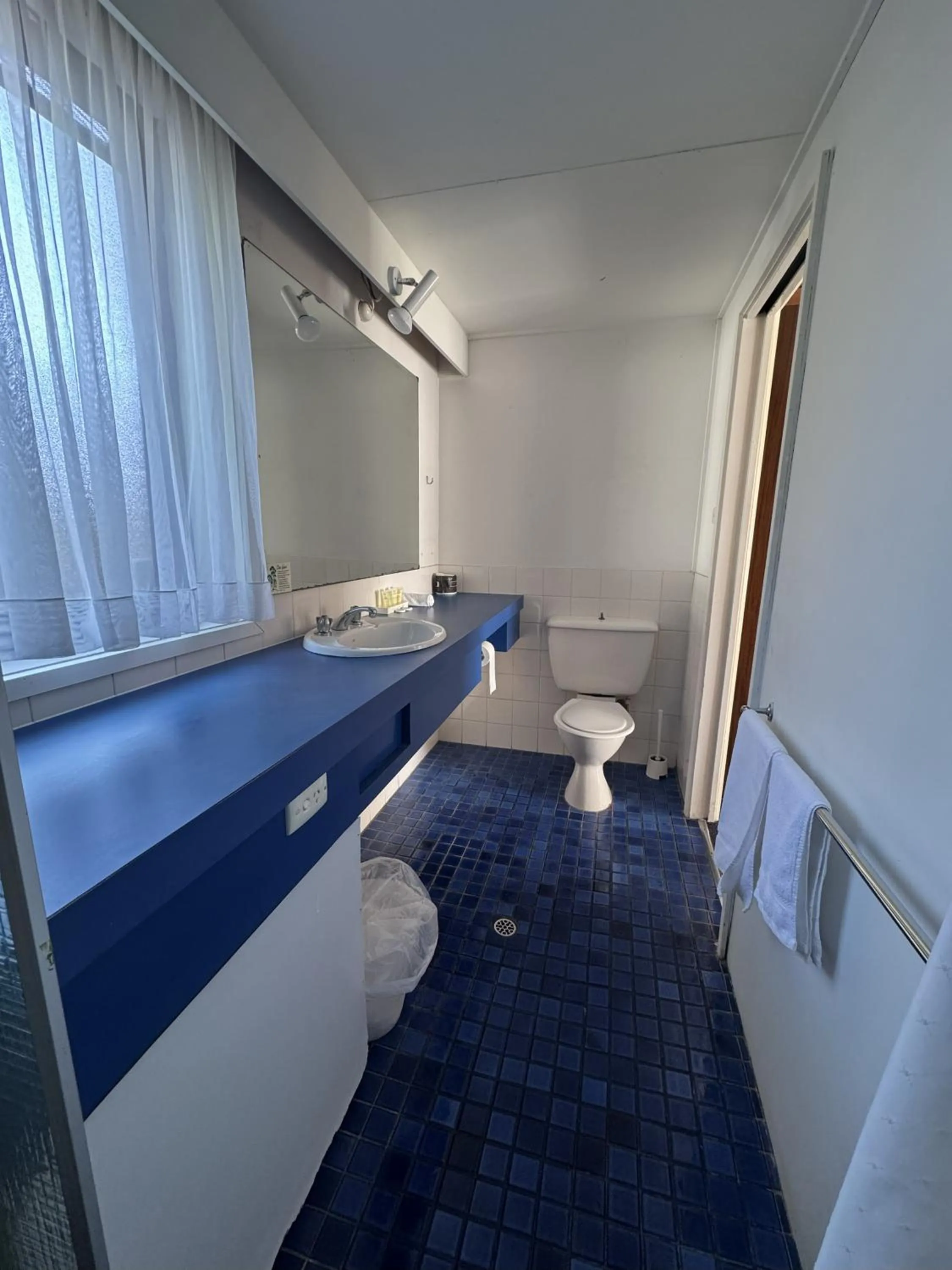 Bathroom in LaTrobe Motel Morwell