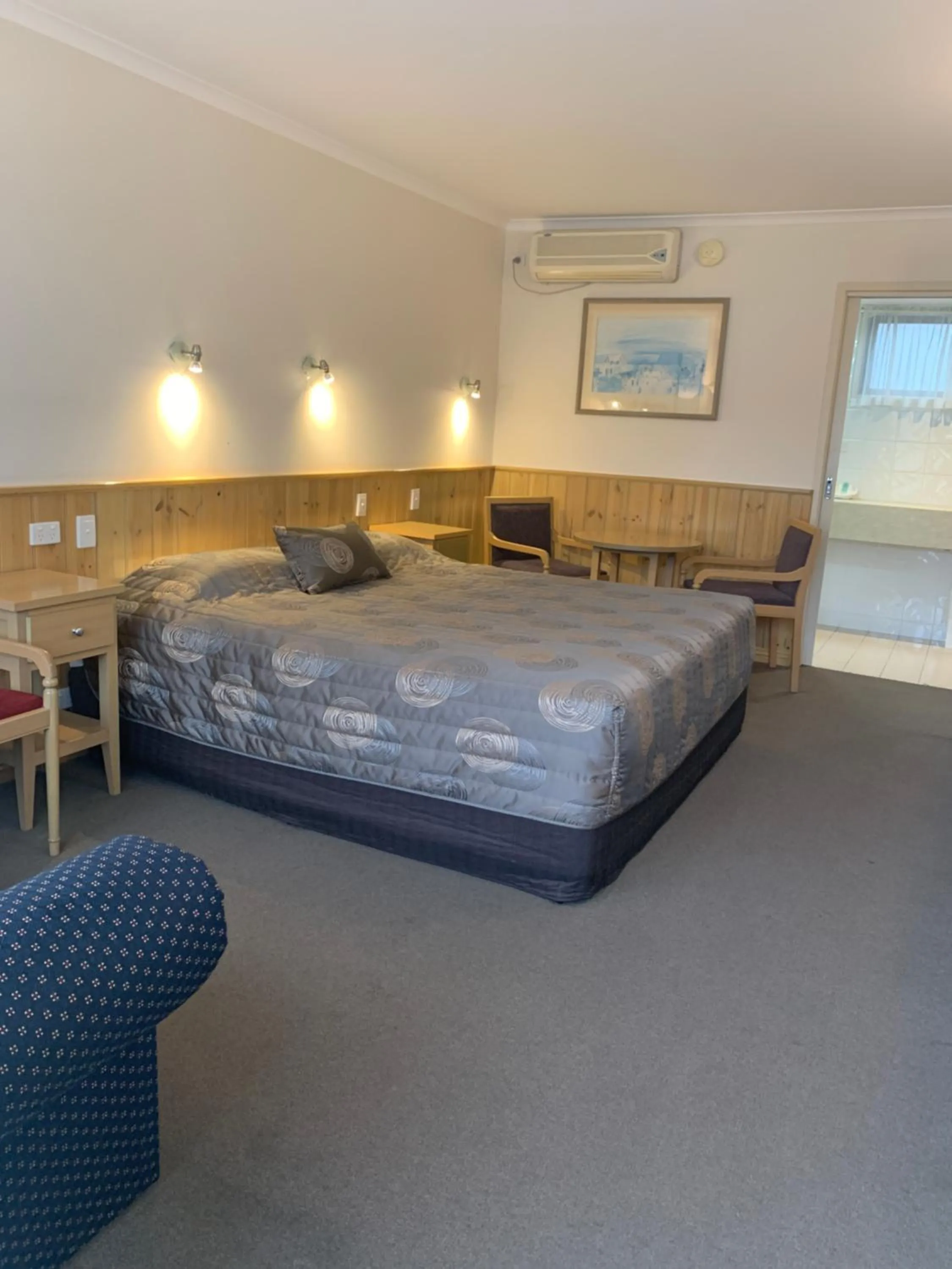 Bedroom, Bed in LaTrobe Motel Morwell
