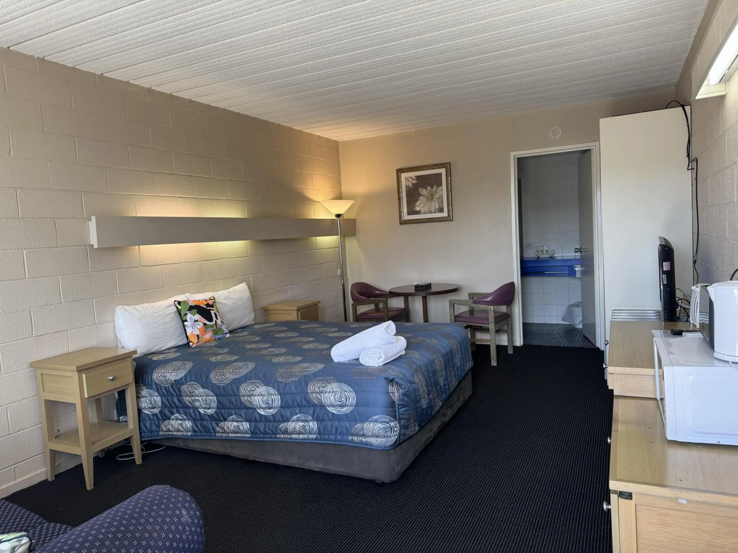 Bedroom, Bed in LaTrobe Motel Morwell