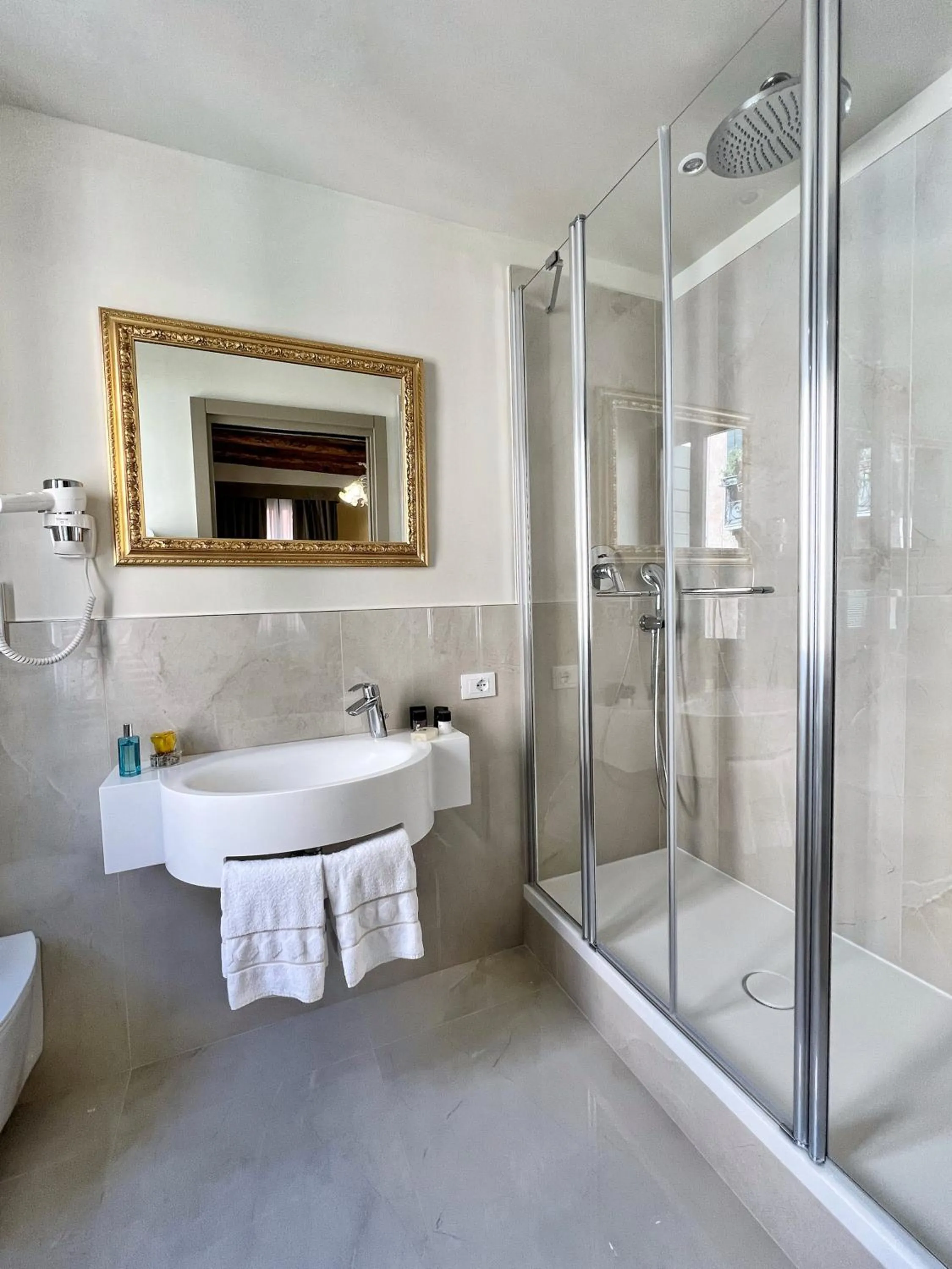 Shower in Cà Dell'Arte Palace