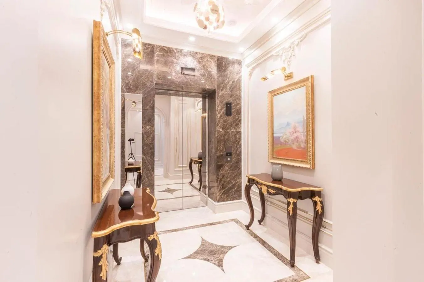 elevator in Savitsky Plaza