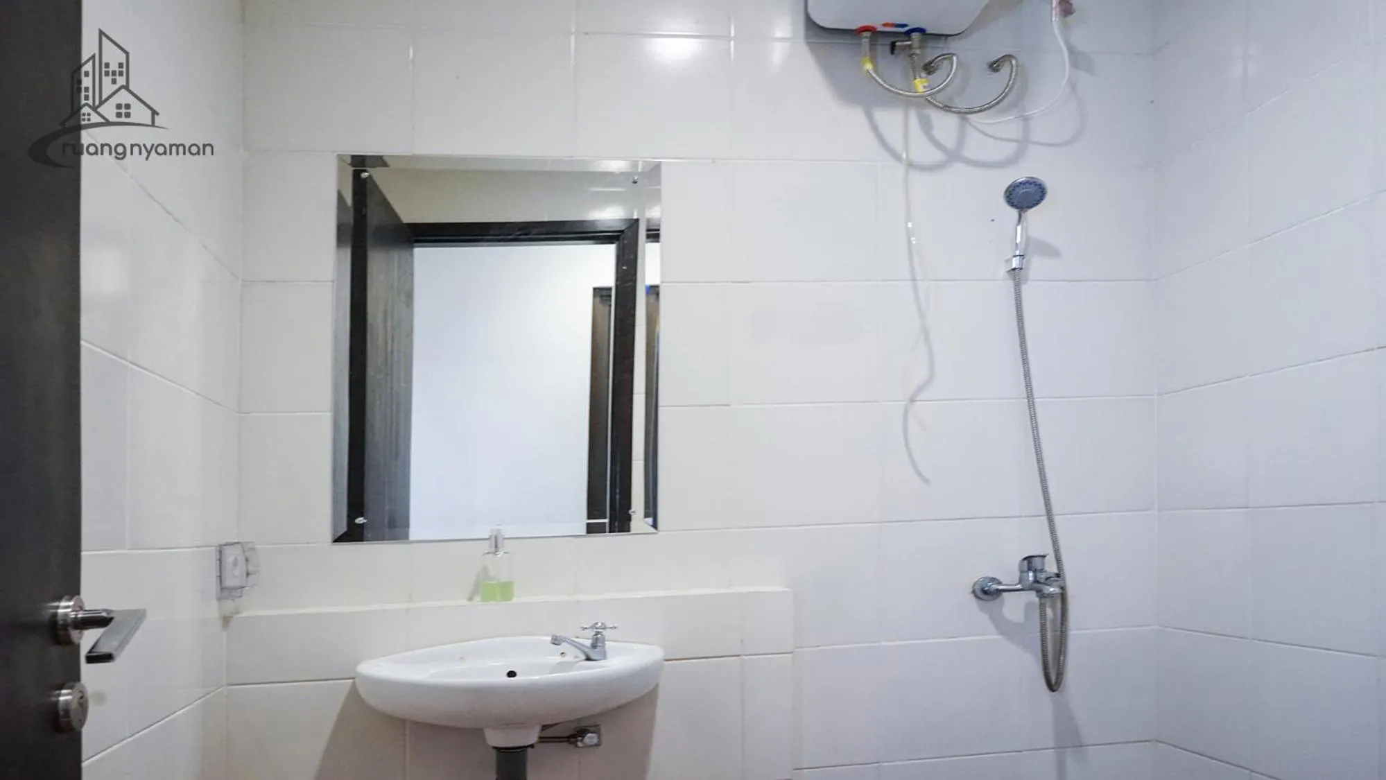 Bathroom in Regentown Near ICE BSD