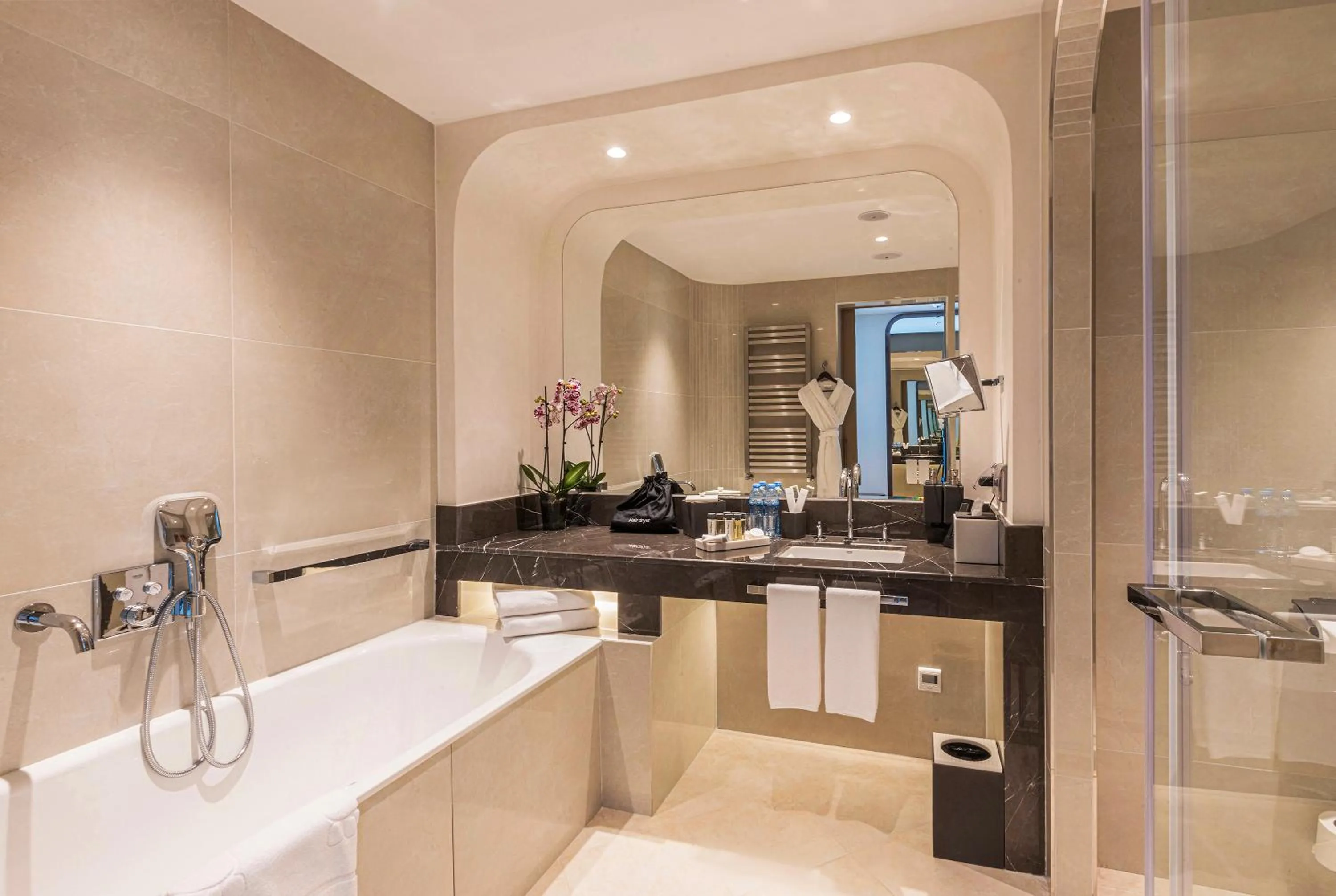 Bathroom in Silk Road by Minyoun