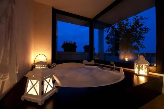 Hot Tub in San Tommaso Hotel