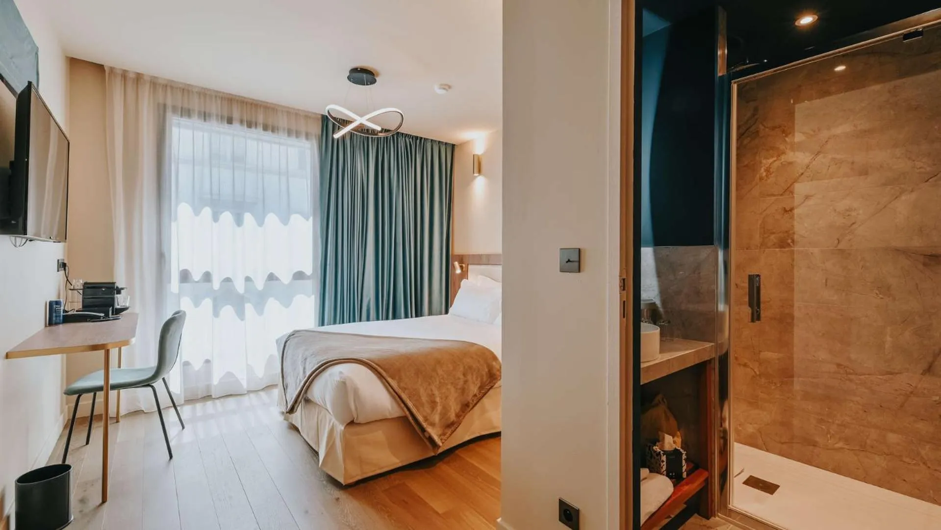 Bathroom, Bed in Keystone Hôtel & Spa