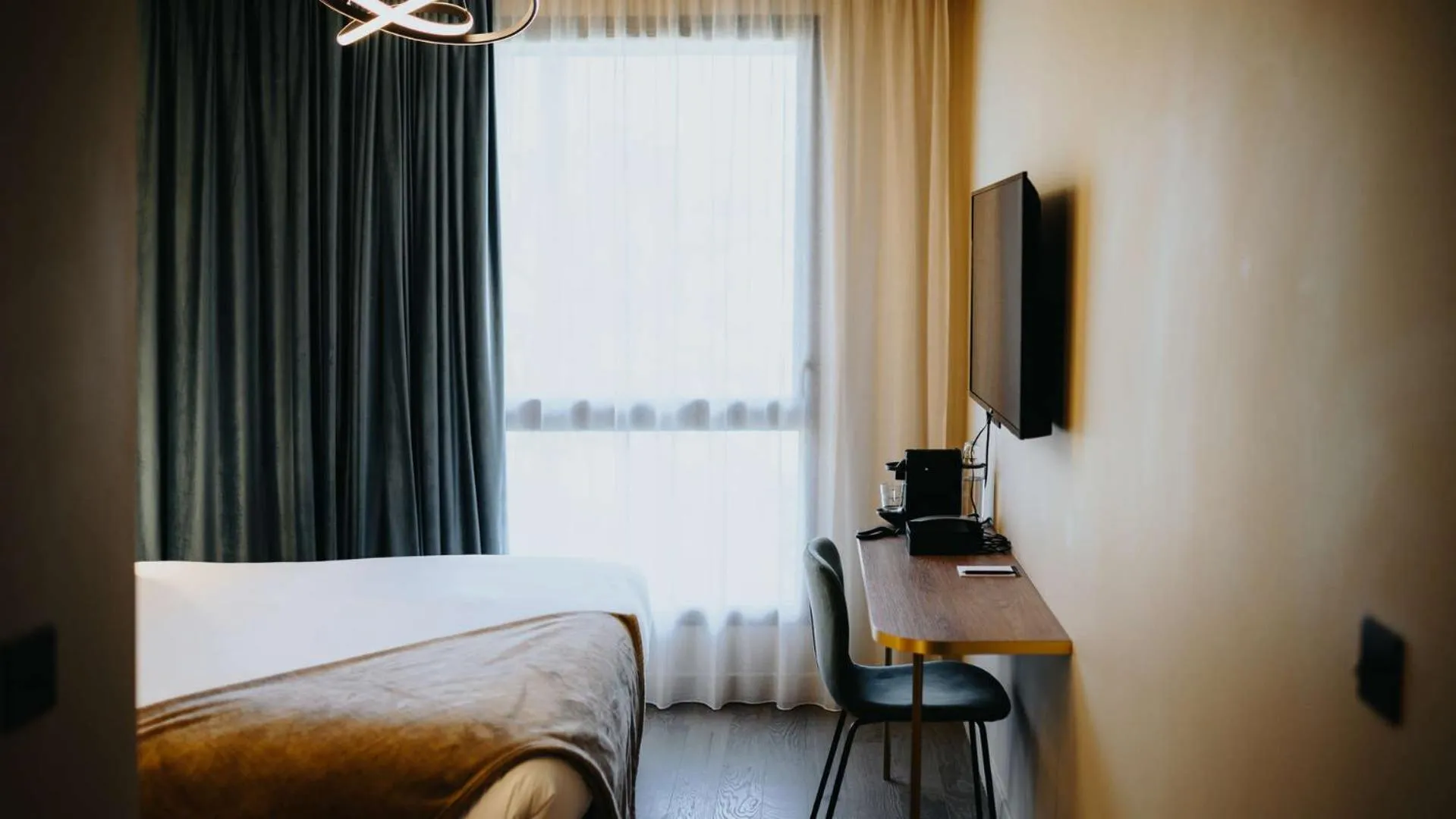 Coffee/tea facilities, Bed in Keystone Hôtel & Spa